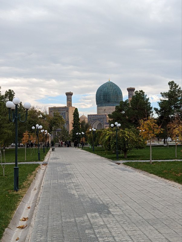 Всем добрый вечер, радио Узбекистан продолжает свое вещание!Сегодня я в Самарканде, который оказался очень зелёным, компактным и бесконечно уютным городом.После Ташкента он ощущается абсолютно иначе, много классных парков, которые выглядят более естественно и гармонично, сам город более компактный, нет таких расстояний, широченных дорог как в Ташкенте, у меня даже возникла мысль, что если бы я хотел остаться в Узбекистане надолго, то остался бы Самарканде а никак не в Ташкенте, но может я найду еще более приятную жемчужину в этой пустыне, ведь завтра мы едем дальше, в Бухару, а послезавтра в Ургенч, из которого посетим Хиву, самый древний город Узбекистана.Внимательный читатель мог заметить, что я сказал 