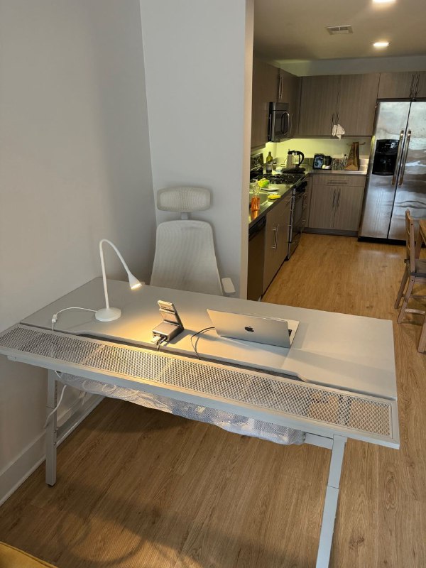 Всем доброго дня, будучи на Гаваях у меня что-то совсем не было настроения, поэтому мало выходил на связь, еще и проклятый дождь лил большее количество дней, а новости следующие!Я вернулся в ЛА, активно готовлюсь к отъезду из США, все же проведу год в дешевой стране и попробую в свои проекты, будет непросто, придется научиться жить подругому, когда привык к работе в найме, где все более предсказуемо и надежно, немного страшно, но все же давно хотел этого, так что это шанс понять себя, свои возможности и желания.Билет куплен на 18 января, ЛА - Сеул - Бангкок, самый коротки и дешевый маршрут (22ч).Сейчас в процессе активной продажи всего нажитого тут, оказался очень интересный опыт, разводилы, люди просто спросить и те кто сливаются, но в целом потихоньку вещи уходят, ковер ушел первым, это было для меня сюрпризом. Я обязан все распродать или раздать, иначе с меня возьмут деньги что я не вернул квартиру в исходном состоянии, то есть пустую. Я пока бесплатно ничего не отдавал, но если будут поджиать сроки, буду понижать цену, либо вовсе бесплатно отдавать. А так я пользуюсь Facebook Marketplace площадкой, в целом удобно.Я вроде не скидывал румтур когда обставил  квартиру, поэтому прикреплю сюда фотки которые готовил для объявлений о продаже. Монитор только не застали, отнес уже в офис, ибо был казенный.Я устал кататься, поэтому в Нью Йорк скорее всего не поеду уже, буду наблюдать за желанием, оставшиеся дни.Всем доброго дня, будучи на Гаваях у меня что-то совсем не было настроения, поэтому мало выходил на связь, еще и проклятый дождь лил большее количество дней, а новости следующие!Я вернулся в ЛА, активно готовлюсь к отъезду из США, все же проведу год в дешевой стране и попробую в свои проекты, будет непросто, придется научиться жить подругому, когда привык к работе в найме, где все более предсказуемо и надежно, немного страшно, но все же давно хотел этого, так что это шанс понять себя, свои возможности и желания.Билет куплен на 18 января, ЛА - Сеул - Бангкок, самый коротки и дешевый маршрут (22ч).Сейчас в процессе активной продажи всего нажитого тут, оказался очень интересный опыт, разводилы, люди просто спросить и те кто сливаются, но в целом потихоньку вещи уходят, ковер ушел первым, это было для меня сюрпризом. Я обязан все распродать или раздать, иначе с меня возьмут деньги что я не вернул квартиру в исходном состоянии, то есть пустую. Я пока бесплатно ничего не отдавал, но если будут поджиать сроки, буду понижать цену, либо вовсе бесплатно отдавать. А так я пользуюсь Facebook Marketplace площадкой, в целом удобно.Я вроде не скидывал румтур когда обставил  квартиру, поэтому прикреплю сюда фотки которые готовил для объявлений о продаже. Монитор только не застали, отнес уже в офис, ибо был казенный.Я устал кататься, поэтому в Нью Йорк скорее всего не поеду уже, буду наблюдать за желанием, оставшиеся дни.