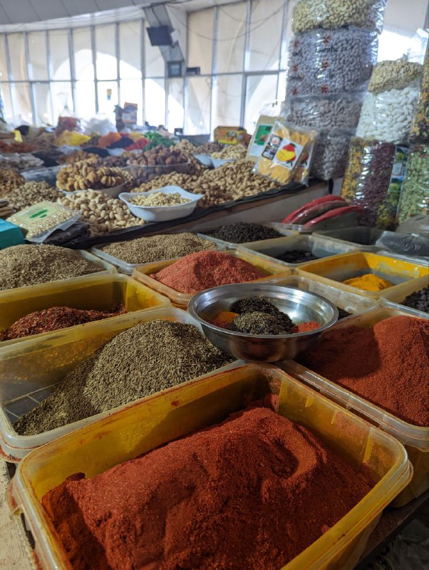 Всем добрый день)Сегодня наш репортаж мы вещаем с рынка Чорсу в Ташкенте, огромный выбор специй, орехов, готовой еды, мяса, молочки, овощей, фруктов, да и любых продуктов, а на улице так же расположен вещевой рынок.Тут ощущаешь атмосферу настоящего базара, где ты можешь торговаться у каждого развала, тебе дадут на пробу все что захочешь и то о чем даже не мог подумать, но после пробы ты захочешь это купить.В целом оставляет приятное впечатление.Всем добрый день)Сегодня наш репортаж мы вещаем с рынка Чорсу в Ташкенте, огромный выбор специй, орехов, готовой еды, мяса, молочки, овощей, фруктов, да и любых продуктов, а на улице так же расположен вещевой рынок.Тут ощущаешь атмосферу настоящего базара, где ты можешь торговаться у каждого развала, тебе дадут на пробу все что захочешь и то о чем даже не мог подумать, но после пробы ты захочешь это купить.В целом оставляет приятное впечатление.