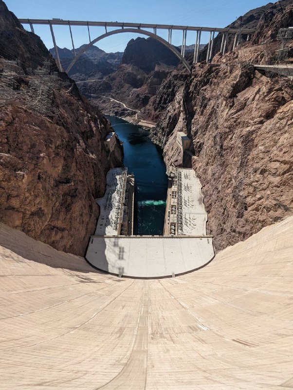 Ближе к полуночи, мы добрались до Лас Вегаса, в пути было ощущние тотальноой усталости и нежелания гулять, но после заселения в отель и принятия душа, я был полон сил и готов к приключениям!Нам повезло с отелем, во первых нам дали номер классом выше, чем мы забукали, он оказался на 52 этаже, посмотрите видео, а во вторых, сам отель огромный, и на его территоии есть казино, различные места где поесть, а так же бары, так что можно было вообще из него не выходить, но мы были обязаны, тем более он находился в центре рядом с прогулочными улицами.Так что мы прогулялись по паре соседних улиц, увидев различный контингент, музыки, аромат травы, алокоголя и морального разложения, думаю если много пить и принимать что-то, то местечко зайдет, но я еще раз туда не очень хочу.После прогулки вернулись в отель, посидели в баре, выпили по паре бутылок пива и пошли поиграть в казино(по сути на этом же этаже), я был готов морально потерять не больше 30 баксов, так что взял всю наличку и пошел в разгул.На первые 5 баксов мне автомат дал 15 и я их снял и пошел в другой, там мне автомат дал 121 доллар, я снял и решил пойти кутить дальше, ведь легко пришли, пусть легко и уйдут, подумал я, так и было, в итоге потратил эти выигранные деньги и оставшиеся 25 долларов налички, в целом на расслабоне, без сожалений, попробовал что такое и пошли спать до утра.Говоря что автомат дал деньги, я имею ввиду тикет с балансом, который потом можешь обналичиывать или использовать как деньги внутри Отеля/Казино, но у меня как поняли до этого не дошло.Утром заехали на дамбу Гувера, считается одним из инжереных чудес света, но может и нет)) Она наверняка тоже есть в какой-то из ГТА.Из интересного, мы выехали изначально из штата Калифорния, посетили Гранд Каньон в штате Аризона, так же заехали в Лас Вегас в штате Невада и вернулись в ЛА, на все у нас ушло 3 дня и 2 ночи, до сих пор приятно удивляет дорожные возможности в США, но городской общественный транспорт это конечно грустно, но про это потом.Ближе к полуночи, мы добрались до Лас Вегаса, в пути было ощущние тотальноой усталости и нежелания гулять, но после заселения в отель и принятия душа, я был полон сил и готов к приключениям!Нам повезло с отелем, во первых нам дали номер классом выше, чем мы забукали, он оказался на 52 этаже, посмотрите видео, а во вторых, сам отель огромный, и на его территоии есть казино, различные места где поесть, а так же бары, так что можно было вообще из него не выходить, но мы были обязаны, тем более он находился в центре рядом с прогулочными улицами.Так что мы прогулялись по паре соседних улиц, увидев различный контингент, музыки, аромат травы, алокоголя и морального разложения, думаю если много пить и принимать что-то, то местечко зайдет, но я еще раз туда не очень хочу.После прогулки вернулись в отель, посидели в баре, выпили по паре бутылок пива и пошли поиграть в казино(по сути на этом же этаже), я был готов морально потерять не больше 30 баксов, так что взял всю наличку и пошел в разгул.На первые 5 баксов мне автомат дал 15 и я их снял и пошел в другой, там мне автомат дал 121 доллар, я снял и решил пойти кутить дальше, ведь легко пришли, пусть легко и уйдут, подумал я, так и было, в итоге потратил эти выигранные деньги и оставшиеся 25 долларов налички, в целом на расслабоне, без сожалений, попробовал что такое и пошли спать до утра.Говоря что автомат дал деньги, я имею ввиду тикет с балансом, который потом можешь обналичиывать или использовать как деньги внутри Отеля/Казино, но у меня как поняли до этого не дошло.Утром заехали на дамбу Гувера, считается одним из инжереных чудес света, но может и нет)) Она наверняка тоже есть в какой-то из ГТА.Из интересного, мы выехали изначально из штата Калифорния, посетили Гранд Каньон в штате Аризона, так же заехали в Лас Вегас в штате Невада и вернулись в ЛА, на все у нас ушло 3 дня и 2 ночи, до сих пор приятно удивляет дорожные возможности в США, но городской общественный транспорт это конечно грустно, но про это потом.