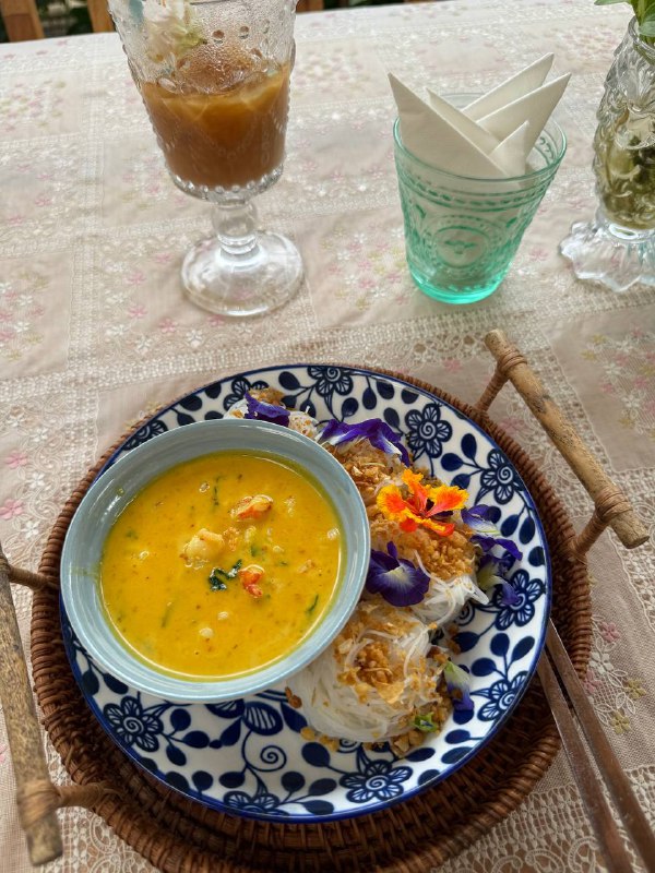 Доброе утро! Выдалась минутка подумать. Из-за того что сегодня нужно съезжать, а на долгосрок так и не нашел что снимать, нахожусь в активном поиске, поэтому ощущаю себя немного беззащитным, видимо так влияет базовая потребность человека в жилище. Это не проблема, просто ощущение, уверен все найдется, просто хочется найти что-то хорошее и по низкой цене.А так все предыдущие дни куда-то катался, что-то смотрел и ел. Удалось даже посетить местную забегаловку со звездой Мишлен, в Пхукет тауне, где поели на троих на 20 долларов, было много не удалось доесть.Привык к местному движению на дорогах. Останавливал гаишник, но так как у меня есть российские права с А категорией то отпустил и попросил в следующий раз приезжать с международными.Похайкали по тропам местным, конечно обустроены они совсем не как в штатах, но ходить можно.Есть опция питаться очень дешево. Из интересных отличий от штатов, минимаркеты 7/11 и фастфуд McDonald’s пришли сюда из США, но тут это приличные места, а в Штатах гадюшники. Особенно 7/11, тут это очень чистое место где всегда хорошо пахнет, а в штатах место обитания бездомных с грязью вокруг. Так же тут много чего продают в маленьких пачках по адекватным ценам, в штатах обычно все в больших пачках или по сетам. А по штучно дорого.Как-то так пока. Фоток делаю мало, так как обычно кругом много людей, а я не могу себе пока позволить делать фотографии без согласия.Доброе утро! Выдалась минутка подумать. Из-за того что сегодня нужно съезжать, а на долгосрок так и не нашел что снимать, нахожусь в активном поиске, поэтому ощущаю себя немного беззащитным, видимо так влияет базовая потребность человека в жилище. Это не проблема, просто ощущение, уверен все найдется, просто хочется найти что-то хорошее и по низкой цене.А так все предыдущие дни куда-то катался, что-то смотрел и ел. Удалось даже посетить местную забегаловку со звездой Мишлен, в Пхукет тауне, где поели на троих на 20 долларов, было много не удалось доесть.Привык к местному движению на дорогах. Останавливал гаишник, но так как у меня есть российские права с А категорией то отпустил и попросил в следующий раз приезжать с международными.Похайкали по тропам местным, конечно обустроены они совсем не как в штатах, но ходить можно.Есть опция питаться очень дешево. Из интересных отличий от штатов, минимаркеты 7/11 и фастфуд McDonald’s пришли сюда из США, но тут это приличные места, а в Штатах гадюшники. Особенно 7/11, тут это очень чистое место где всегда хорошо пахнет, а в штатах место обитания бездомных с грязью вокруг. Так же тут много чего продают в маленьких пачках по адекватным ценам, в штатах обычно все в больших пачках или по сетам. А по штучно дорого.Как-то так пока. Фоток делаю мало, так как обычно кругом много людей, а я не могу себе пока позволить делать фотографии без согласия.