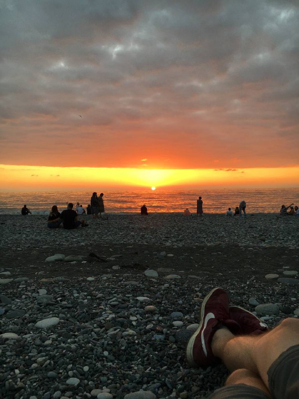 Всем привет, тут солянка мыслей.Вот и подошли выходные к концу, понедельник тоже отдыхал, так как в штатах День независимости и для удобства я выбрал их рабочий календарь, на выбор можно было выбрать рабочий календарь той страны где живешь.С утра сходил поплавать, затем сходил в банк за картой, позанимался корпоративным английским, а вечером встретил закат.За 2 месяца работы в американской компании я наблюдал как много новых американцев пришло в компанию и заметил как они себя хорошо умеют продавать, у каждого прокаченный linked in и помимо этого есть персональные сайты со своими заслугами. Я решил что мне нужен такой же на будущее, так что начал разработку, купил короткий созвучный домен ilsur.me который обошёлся мне в 5 долларов за первый год и 20 за последующие. Накатал основу, которую буду наращивать дальше. Так же в планах зарегиться снова в LinkedIn,  а то в прошлом году я сгорел и удалился отовсюду. Но сейчас, впервые после отъезда, я ощущаю себя очень спокойно и уверенно.Всем пис.Всем привет, тут солянка мыслей.Вот и подошли выходные к концу, понедельник тоже отдыхал, так как в штатах День независимости и для удобства я выбрал их рабочий календарь, на выбор можно было выбрать рабочий календарь той страны где живешь.С утра сходил поплавать, затем сходил в банк за картой, позанимался корпоративным английским, а вечером встретил закат.За 2 месяца работы в американской компании я наблюдал как много новых американцев пришло в компанию и заметил как они себя хорошо умеют продавать, у каждого прокаченный linked in и помимо этого есть персональные сайты со своими заслугами. Я решил что мне нужен такой же на будущее, так что начал разработку, купил короткий созвучный домен ilsur.me который обошёлся мне в 5 долларов за первый год и 20 за последующие. Накатал основу, которую буду наращивать дальше. Так же в планах зарегиться снова в LinkedIn,  а то в прошлом году я сгорел и удалился отовсюду. Но сейчас, впервые после отъезда, я ощущаю себя очень спокойно и уверенно.Всем пис.