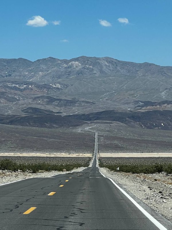 А на третий день мы направились в сторону дома посетив Долину смерти, дорога была долгой но интересной, получил от дорожного путешествия именно то что и хотел: очень красивые виды и уверенность от вождения, можно идти сдавать теорию)Суммарно наш маршрут занял примерно 1600км за 2 дня, я был все время за рулём, очень легко перенес, так как хорошие дороги, адекватное вождения и машина была современная и удобная. Ещё из интересного, что природа так сильно менялась в рамках одного штата, от лугов до пустынь и гор со снегом, великолепно.Эта поездка стала доказательством необходимости машины и возможно после окончания срока аренды в этом месте я возьму тачку и поеду в Трип по стране, останавливаясь в разных местах на разное время без долгосрочной аренды.Все заявления про то что в стране очень развитая инфраструктура для внутреннего туризма абсолютная правда.Всем хорошего дня)А на третий день мы направились в сторону дома посетив Долину смерти, дорога была долгой но интересной, получил от дорожного путешествия именно то что и хотел: очень красивые виды и уверенность от вождения, можно идти сдавать теорию)Суммарно наш маршрут занял примерно 1600км за 2 дня, я был все время за рулём, очень легко перенес, так как хорошие дороги, адекватное вождения и машина была современная и удобная. Ещё из интересного, что природа так сильно менялась в рамках одного штата, от лугов до пустынь и гор со снегом, великолепно.Эта поездка стала доказательством необходимости машины и возможно после окончания срока аренды в этом месте я возьму тачку и поеду в Трип по стране, останавливаясь в разных местах на разное время без долгосрочной аренды.Все заявления про то что в стране очень развитая инфраструктура для внутреннего туризма абсолютная правда.Всем хорошего дня)