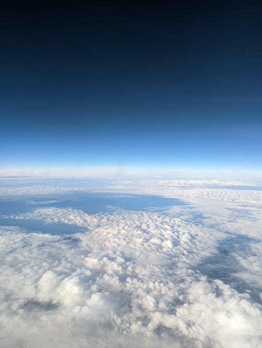 Пока сегодня летел, виды за окном иллюминатора напомнили мне про мой первый полет и почему я так сильно его ждал...В далёком детстве, когда сестры Вачовски были еще братьями, я смотрел третий и последний фильм из серии Матрица (другие не признаю), если не ошибаюсь под названием 