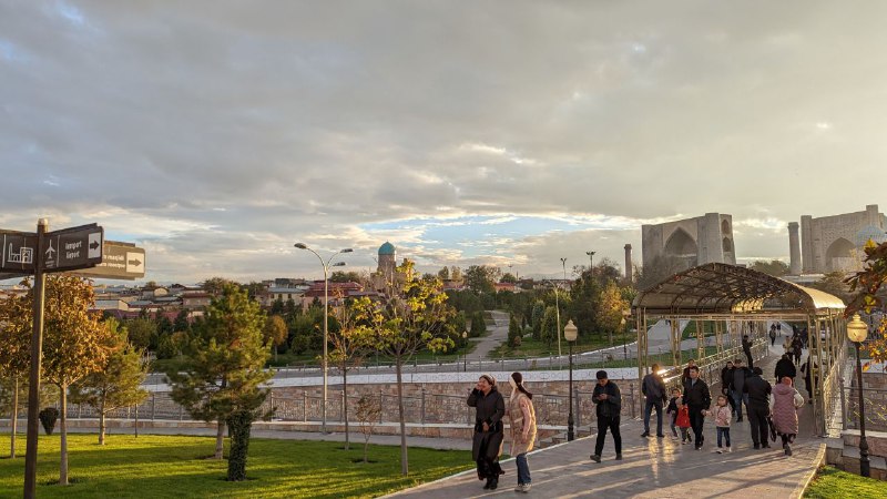 Всем добрый вечер, радио Узбекистан продолжает свое вещание!Сегодня я в Самарканде, который оказался очень зелёным, компактным и бесконечно уютным городом.После Ташкента он ощущается абсолютно иначе, много классных парков, которые выглядят более естественно и гармонично, сам город более компактный, нет таких расстояний, широченных дорог как в Ташкенте, у меня даже возникла мысль, что если бы я хотел остаться в Узбекистане надолго, то остался бы Самарканде а никак не в Ташкенте, но может я найду еще более приятную жемчужину в этой пустыне, ведь завтра мы едем дальше, в Бухару, а послезавтра в Ургенч, из которого посетим Хиву, самый древний город Узбекистана.Внимательный читатель мог заметить, что я сказал 