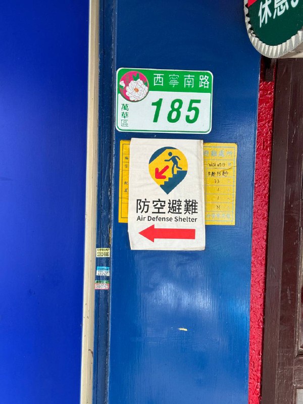 Всем привет, все еще мало фоток, но завтра будет больше, скоро узнаете почему.А так что-то меня отключило и спал до 2х дня, так как выходной, решил просто гулять, потом в тайваньском тг чатике кто-то позвал собраться и вот к 17 нас было уже четверо. Помимо меня это: 21 летняя девушка которая замужем за Тайванцем, 25 летний парень живущий тут уже много лет, владеющий разговорным китайским, и молодой 21 летний парниша из Москвы приехавший на стипендию для изучения языка.Гуляли, общались, ели. Как вы уже поняли двое уже старожилы, из которых один парниша только приехал, интересно было узнать что ему дали местную стипендию для изучения языка на год, даже не обучение в универе, просто изучение языка. Так что такие варианты тут тоже есть.На завтра из дел получить местный ID, а так же собираемся почти той же группой на закатный хайкинг, поглядеть на город и заварить пуерчика на горе, пока не местного, чувак с Москвы все свое))Купил местную универсальную карту/проездной EasyCard, которую принимают почти везде,  помимо транспорта так же в некоторых магазинах.Пока все что могу рассказать. А так общаюсь, собираю мнения чтобы понять где мне задерживаться надолго, в столице, либо ехать в другой город.Всем привет, все еще мало фоток, но завтра будет больше, скоро узнаете почему.А так что-то меня отключило и спал до 2х дня, так как выходной, решил просто гулять, потом в тайваньском тг чатике кто-то позвал собраться и вот к 17 нас было уже четверо. Помимо меня это: 21 летняя девушка которая замужем за Тайванцем, 25 летний парень живущий тут уже много лет, владеющий разговорным китайским, и молодой 21 летний парниша из Москвы приехавший на стипендию для изучения языка.Гуляли, общались, ели. Как вы уже поняли двое уже старожилы, из которых один парниша только приехал, интересно было узнать что ему дали местную стипендию для изучения языка на год, даже не обучение в универе, просто изучение языка. Так что такие варианты тут тоже есть.На завтра из дел получить местный ID, а так же собираемся почти той же группой на закатный хайкинг, поглядеть на город и заварить пуерчика на горе, пока не местного, чувак с Москвы все свое))Купил местную универсальную карту/проездной EasyCard, которую принимают почти везде,  помимо транспорта так же в некоторых магазинах.Пока все что могу рассказать. А так общаюсь, собираю мнения чтобы понять где мне задерживаться надолго, в столице, либо ехать в другой город.