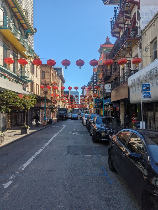 В общем первый день гуляний в процессе, уже масса впечатлений, город очень прикольный за счёт перепадов высот, но ходить конечно устаешь, но благо всегда можно остановиться и почилить в тени.Хоть у нас и тачка не неделю, по самому городу я решил передвигаться общественным транспортом и больше ходить, так дешевле и не паришься о парковках и более мобильный, уже опробовал автобус и метро, пока все цивильно, правда в метро накурено и сигаретами и травой.По поводу выбора, я после двух дней размышлений пока склоняюсь к варианту активной подготовки к собеседованиям, порешать leet code, вылизать резюме, потренироваться во всех аспектах, глобально ничего от этого не теряю, а приобрету лишь опыт, и это будет лучше если я все же найду новую работу и после пару месяцев, приму уже осознанное решение об уезде и взятие gap year, если все таки нужно будет. А так очень хочется посмотреть на процессы работы в больших компаниях, поэтому пока так ;)Ну в крайнем случае gap year устрою если ничего не успею найти за 3 месяца и уеду в чиповую страну.В общем первый день гуляний в процессе, уже масса впечатлений, город очень прикольный за счёт перепадов высот, но ходить конечно устаешь, но благо всегда можно остановиться и почилить в тени.Хоть у нас и тачка не неделю, по самому городу я решил передвигаться общественным транспортом и больше ходить, так дешевле и не паришься о парковках и более мобильный, уже опробовал автобус и метро, пока все цивильно, правда в метро накурено и сигаретами и травой.По поводу выбора, я после двух дней размышлений пока склоняюсь к варианту активной подготовки к собеседованиям, порешать leet code, вылизать резюме, потренироваться во всех аспектах, глобально ничего от этого не теряю, а приобрету лишь опыт, и это будет лучше если я все же найду новую работу и после пару месяцев, приму уже осознанное решение об уезде и взятие gap year, если все таки нужно будет. А так очень хочется посмотреть на процессы работы в больших компаниях, поэтому пока так ;)Ну в крайнем случае gap year устрою если ничего не успею найти за 3 месяца и уеду в чиповую страну.