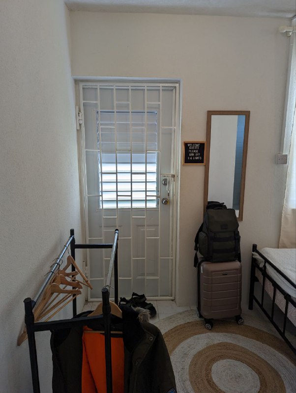 В общем добрался, дико устал, очень краткий пост, очень тепло, не так жарко из-за сильного ветра, так как остров посередине океана. Нужно отдохнуть и что-то ещё расскажу, а так деревня ухоженная, нужно сходить на пляж, пока так...В общем добрался, дико устал, очень краткий пост, очень тепло, не так жарко из-за сильного ветра, так как остров посередине океана. Нужно отдохнуть и что-то ещё расскажу, а так деревня ухоженная, нужно сходить на пляж, пока так...