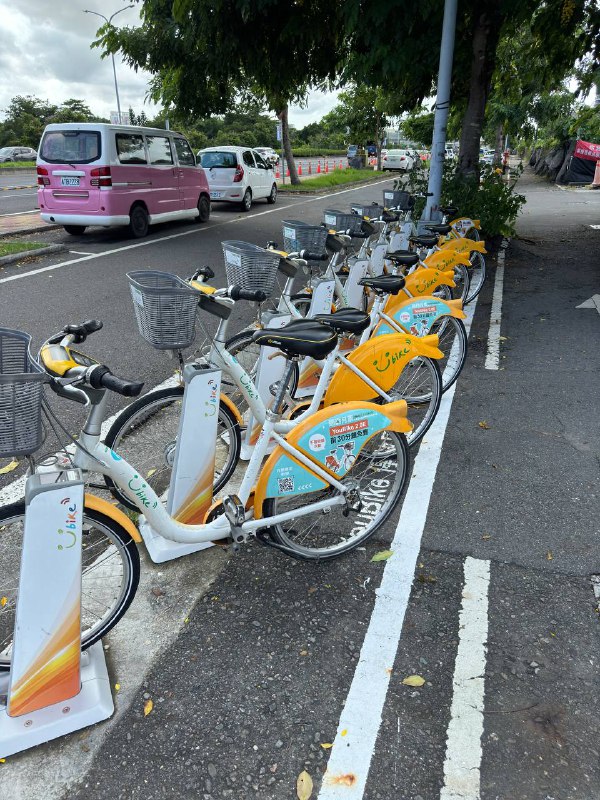 Всем привет! В общем дела следующие, план на неделю почти выполнен, нашел подходящее жилье, сегодня, буквально через час подписываю контракт.Было не так просто, во первых найти тех кто сдает иностранцам, во вторых кто просто ответил бы, я старался использовать переводчик для формирования сообщений, но они порой просто не отвечали. В итоге нашел агента и агентство кто специализируется на сдаче иностранцам и процесс пошел.Первый раз столкнулся с таким, что хозяин через агента попросил меня скинуть мои повседневные фото. Как потом объяснил риелтор это нормальная практика и они боятся сдать «гангстерам» которые зачастую являются иностранцами, а так же русским шпионам)) Риелтор говорит у него был россиянин который просто исчез посреди активного контракта. Но меня одобрили и все гуд!Еще из интересного, благодаря риелтору смог сторговаться, и включить интернет и обслуживание здания в ежемесячную плату и хозяин сам подключит интернет. А так условия стандартные, при въезде платишь за первый месяц, 2 месяца депозита, и пол месяца комиссия агента.Так же хочу поделиться про опыт использования шеринг байков, которые повсюду на Тайване, даже в относительной глуши где я буду снимать, у дома стоит станция от которой до ближайшего метро доехать 5 минут на байке, оттуда 25 мин до центра Гаосюна уже на метро. Так же это стоит копейки 10 NTD (28 рублей, 0.32$) за 30 минут поездки. У великов 3 скорости, регулируется седло, а так же есть корзинка для вещей. И станции действительно на каждом шагу, очень удобно исследовать город на нем. Хоть и  дико жарко сейчас, но даже при этом мне удается покайфовать от поездок.Пока так, до связи!Всем привет! В общем дела следующие, план на неделю почти выполнен, нашел подходящее жилье, сегодня, буквально через час подписываю контракт.Было не так просто, во первых найти тех кто сдает иностранцам, во вторых кто просто ответил бы, я старался использовать переводчик для формирования сообщений, но они порой просто не отвечали. В итоге нашел агента и агентство кто специализируется на сдаче иностранцам и процесс пошел.Первый раз столкнулся с таким, что хозяин через агента попросил меня скинуть мои повседневные фото. Как потом объяснил риелтор это нормальная практика и они боятся сдать «гангстерам» которые зачастую являются иностранцами, а так же русским шпионам)) Риелтор говорит у него был россиянин который просто исчез посреди активного контракта. Но меня одобрили и все гуд!Еще из интересного, благодаря риелтору смог сторговаться, и включить интернет и обслуживание здания в ежемесячную плату и хозяин сам подключит интернет. А так условия стандартные, при въезде платишь за первый месяц, 2 месяца депозита, и пол месяца комиссия агента.Так же хочу поделиться про опыт использования шеринг байков, которые повсюду на Тайване, даже в относительной глуши где я буду снимать, у дома стоит станция от которой до ближайшего метро доехать 5 минут на байке, оттуда 25 мин до центра Гаосюна уже на метро. Так же это стоит копейки 10 NTD (28 рублей, 0.32$) за 30 минут поездки. У великов 3 скорости, регулируется седло, а так же есть корзинка для вещей. И станции действительно на каждом шагу, очень удобно исследовать город на нем. Хоть и  дико жарко сейчас, но даже при этом мне удается покайфовать от поездок.Пока так, до связи!