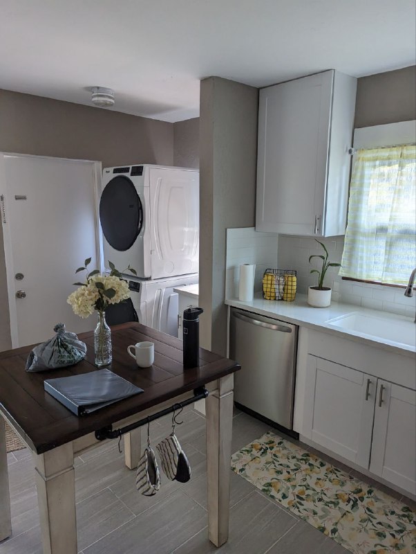 Всем привет, Скиталец снова на связи, так как понедельник выходной день в США, вчера вечером началось новое приключение, с двумя коллегами и собакой арендовали машину Audi Q3 и поехали в Трип. Пока только я был за рулём, пока мне очень нравится, хотя на автомате опыта не было, но оказалось довольно легко и руки быстро вспомнили навыки вождения и перестроились.Вчера вечером добрались до городка Fresno (настоящий middle of nowhere), но это самый большой населенный пункт поближе к основным нац паркам Калифорнии. Заночевали в Airbnb доме, я согласно режиму встал в 7 утра и жду всех остальных, поэтому выдался свободный час на отчёт, дом приятный, очень уютный, очень хочу жить в доме а не на квартире, а так же иметь тачку.Пока вот такое начало, так же из новостей сдал теоритическую часть экзамена на права, есть год чтобы сдать вождение, сложности в том что нужна машина с владельцем, но думаю решу, а так пока езжу по российским правам, год вроде как можно.Всем привет, Скиталец снова на связи, так как понедельник выходной день в США, вчера вечером началось новое приключение, с двумя коллегами и собакой арендовали машину Audi Q3 и поехали в Трип. Пока только я был за рулём, пока мне очень нравится, хотя на автомате опыта не было, но оказалось довольно легко и руки быстро вспомнили навыки вождения и перестроились.Вчера вечером добрались до городка Fresno (настоящий middle of nowhere), но это самый большой населенный пункт поближе к основным нац паркам Калифорнии. Заночевали в Airbnb доме, я согласно режиму встал в 7 утра и жду всех остальных, поэтому выдался свободный час на отчёт, дом приятный, очень уютный, очень хочу жить в доме а не на квартире, а так же иметь тачку.Пока вот такое начало, так же из новостей сдал теоритическую часть экзамена на права, есть год чтобы сдать вождение, сложности в том что нужна машина с владельцем, но думаю решу, а так пока езжу по российским правам, год вроде как можно.