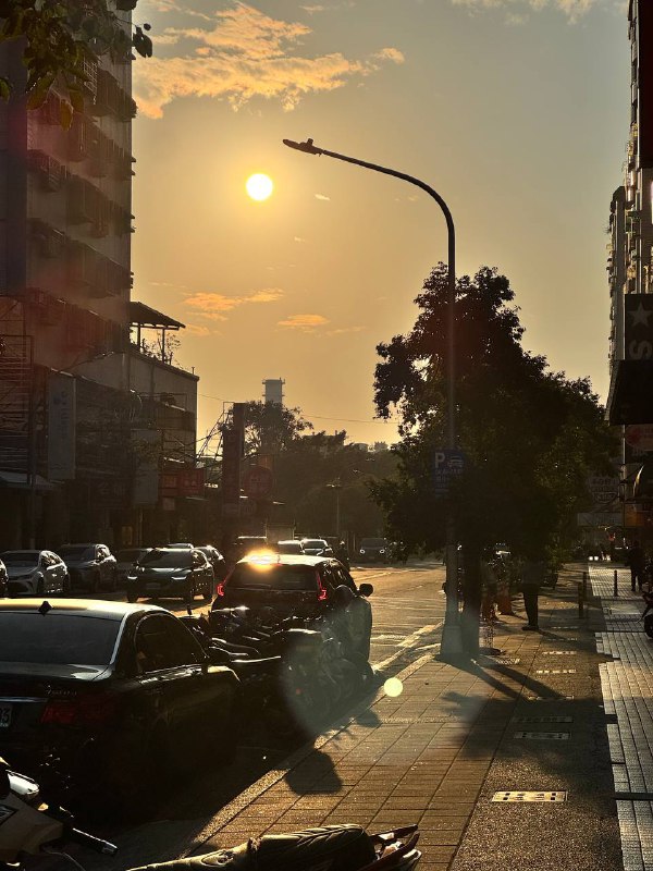 Доброе утро!Пишу вам письмо из Тайваня, снова. Улетел как и планировал первого января, долетел вечером второго, из-за передоза общения за месяц нахождения в России, по приезду не выходил из дома 5 дней, плохо спал и плохо ел. Но снова пришел в себя и успел прогуляться по вечернему Гаосюну, по моему самому любимому и современному району, вблизи порта, покатался на речной прогулочной лодочке, снова местная прописка пригодилась, заплатил 100 NTD (3$) вместо 150 NTD (4.5$), как резидент Гаосюна, так же поснимал чуть видов.Отчет по России: успел решить все документальные вопросы, получил второй загранник, международные права, перевел аттестат с дипломом, отчитался о получении ВНЖ иностранного гос-ва, спасибо Сереге за напоминание. Так же выполнил ряд медицинских задач, почти всех повидал кого хотел, в общем очень плодотворная поездка получилась.Кстати я не упомянул ранее о прохождении границы, а это было самое страшное чего я боялся, что будут кошмарить, а при въезде в Россию он лишь спросил 