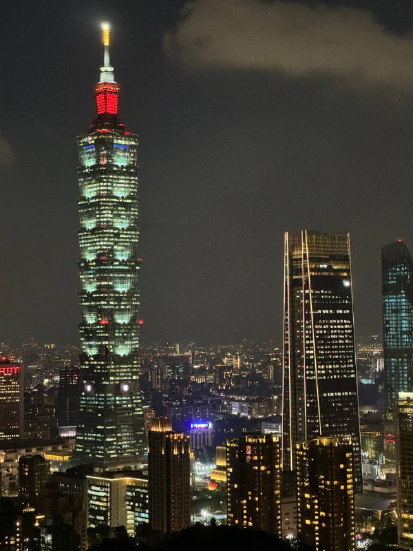 Добрый вечер!Краткие новости, получил местный id, сходили на короткую хайк тропу возле знаменитой башни Taipei 101, ранее она была самой высокой в мире, но сейчас вроде третья. Восхождение занимает всего 30 минут, но это лестница в направление вверх, к вершине футболка была почти насквозь мокрая, тут все еще очень жарко, надежда на октябрь, должно стать комфортно.После похода зашли в местную дешевую лапшичную, вкусно, дешево поели. Нужно чаще в такие места ходить.Так же узнаю от местных больше нюансов жизни тут, и хочу все же попробовать пожить в хостеле, со мной поделились положительным опытом, в качестве аргумента что можно познакомиться с новыми людьми. А это был мой главный аргумент за продолжение моих скитаний, научится заводить знакомства с новыми людьми. Что пока тяжело для затворника по жизни. Но буду меняться.На завтра план получить местную симку и открыть местный банк, затем по музеям и тд.До завтра!Добрый вечер!Краткие новости, получил местный id, сходили на короткую хайк тропу возле знаменитой башни Taipei 101, ранее она была самой высокой в мире, но сейчас вроде третья. Восхождение занимает всего 30 минут, но это лестница в направление вверх, к вершине футболка была почти насквозь мокрая, тут все еще очень жарко, надежда на октябрь, должно стать комфортно.После похода зашли в местную дешевую лапшичную, вкусно, дешево поели. Нужно чаще в такие места ходить.Так же узнаю от местных больше нюансов жизни тут, и хочу все же попробовать пожить в хостеле, со мной поделились положительным опытом, в качестве аргумента что можно познакомиться с новыми людьми. А это был мой главный аргумент за продолжение моих скитаний, научится заводить знакомства с новыми людьми. Что пока тяжело для затворника по жизни. Но буду меняться.На завтра план получить местную симку и открыть местный банк, затем по музеям и тд.До завтра!