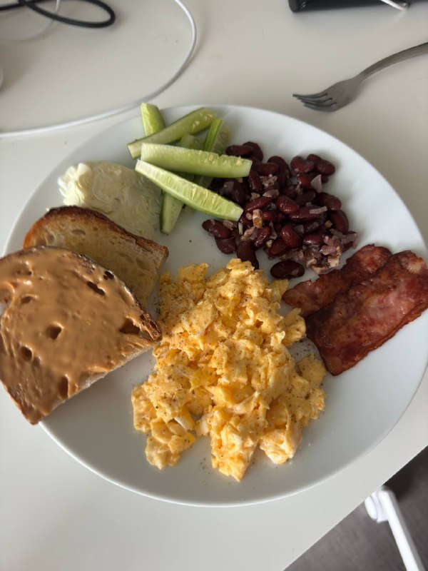 Осторожно, длиннопост, который не поместился в одно сообщение, простите за это.Над пхукетом все чаще опускаются тучи, ведь начинается сезон дождей, которыми так любят пугать туристов, хотя по факту дождь уходит так же быстро как и приходит, на моей памяти в этом году, самый продолжительный дождь шел 2 часа, но это большая редкость, хоть и чаще они стали появляться, но довольно на непродолжительное время. А для меня это наоборот радость, во первых по причине свежести, что опускается вместе с  дождем, хоть и ненадолго, во вторых я люблю его с детства, так уж получилось, что в детстве мы с братом и папой постоянно что-то делали по хозяйству на участке, то заливали бетон, то что-то строили, банально траву косили, в общем дела на каждый день находились, и если начинался дождь, то для меня это была как манна небесная и знаменование, что можно будет отдохнуть от работы))Что по текущей жизни? За время пока я не писал, я успел побывать в Куала Лумпуре, обновить туристическую визу на 3 месяца, поэтому до середины июля я легально могу пребывать тут, а вот насчет дальнейших планов я не решил, на уме пока два варианта, либо получать студенческую визу на год и учить английский или тайский, либо поехать на 3 месяца во вьетнам и пожить пока там. Смущает вписываться на год и не быть свободным в передвижениях, но в тоже время очередной переезд не радует, потому что только наладил весь быт, но это думаю решаемый вопрос.Поздравьте нас, мы наконец доделали первый проект, и iOS и Android приложения готовы к релизу, доделываем тексты для сторов, документы и отправляем на проверку.Осторожно, длиннопост, который не поместился в одно сообщение, простите за это.Над пхукетом все чаще опускаются тучи, ведь начинается сезон дождей, которыми так любят пугать туристов, хотя по факту дождь уходит так же быстро как и приходит, на моей памяти в этом году, самый продолжительный дождь шел 2 часа, но это большая редкость, хоть и чаще они стали появляться, но довольно на непродолжительное время. А для меня это наоборот радость, во первых по причине свежести, что опускается вместе с  дождем, хоть и ненадолго, во вторых я люблю его с детства, так уж получилось, что в детстве мы с братом и папой постоянно что-то делали по хозяйству на участке, то заливали бетон, то что-то строили, банально траву косили, в общем дела на каждый день находились, и если начинался дождь, то для меня это была как манна небесная и знаменование, что можно будет отдохнуть от работы))Что по текущей жизни? За время пока я не писал, я успел побывать в Куала Лумпуре, обновить туристическую визу на 3 месяца, поэтому до середины июля я легально могу пребывать тут, а вот насчет дальнейших планов я не решил, на уме пока два варианта, либо получать студенческую визу на год и учить английский или тайский, либо поехать на 3 месяца во вьетнам и пожить пока там. Смущает вписываться на год и не быть свободным в передвижениях, но в тоже время очередной переезд не радует, потому что только наладил весь быт, но это думаю решаемый вопрос.Поздравьте нас, мы наконец доделали первый проект, и iOS и Android приложения готовы к релизу, доделываем тексты для сторов, документы и отправляем на проверку.