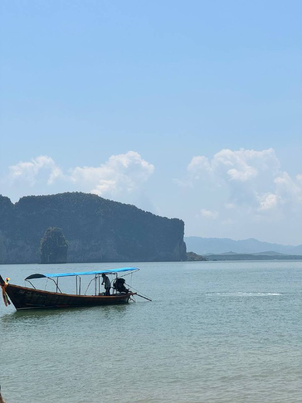 Осторожно, длиннопост, который не поместился в одно сообщение, простите за это.Над пхукетом все чаще опускаются тучи, ведь начинается сезон дождей, которыми так любят пугать туристов, хотя по факту дождь уходит так же быстро как и приходит, на моей памяти в этом году, самый продолжительный дождь шел 2 часа, но это большая редкость, хоть и чаще они стали появляться, но довольно на непродолжительное время. А для меня это наоборот радость, во первых по причине свежести, что опускается вместе с  дождем, хоть и ненадолго, во вторых я люблю его с детства, так уж получилось, что в детстве мы с братом и папой постоянно что-то делали по хозяйству на участке, то заливали бетон, то что-то строили, банально траву косили, в общем дела на каждый день находились, и если начинался дождь, то для меня это была как манна небесная и знаменование, что можно будет отдохнуть от работы))Что по текущей жизни? За время пока я не писал, я успел побывать в Куала Лумпуре, обновить туристическую визу на 3 месяца, поэтому до середины июля я легально могу пребывать тут, а вот насчет дальнейших планов я не решил, на уме пока два варианта, либо получать студенческую визу на год и учить английский или тайский, либо поехать на 3 месяца во вьетнам и пожить пока там. Смущает вписываться на год и не быть свободным в передвижениях, но в тоже время очередной переезд не радует, потому что только наладил весь быт, но это думаю решаемый вопрос.Поздравьте нас, мы наконец доделали первый проект, и iOS и Android приложения готовы к релизу, доделываем тексты для сторов, документы и отправляем на проверку.Осторожно, длиннопост, который не поместился в одно сообщение, простите за это.Над пхукетом все чаще опускаются тучи, ведь начинается сезон дождей, которыми так любят пугать туристов, хотя по факту дождь уходит так же быстро как и приходит, на моей памяти в этом году, самый продолжительный дождь шел 2 часа, но это большая редкость, хоть и чаще они стали появляться, но довольно на непродолжительное время. А для меня это наоборот радость, во первых по причине свежести, что опускается вместе с  дождем, хоть и ненадолго, во вторых я люблю его с детства, так уж получилось, что в детстве мы с братом и папой постоянно что-то делали по хозяйству на участке, то заливали бетон, то что-то строили, банально траву косили, в общем дела на каждый день находились, и если начинался дождь, то для меня это была как манна небесная и знаменование, что можно будет отдохнуть от работы))Что по текущей жизни? За время пока я не писал, я успел побывать в Куала Лумпуре, обновить туристическую визу на 3 месяца, поэтому до середины июля я легально могу пребывать тут, а вот насчет дальнейших планов я не решил, на уме пока два варианта, либо получать студенческую визу на год и учить английский или тайский, либо поехать на 3 месяца во вьетнам и пожить пока там. Смущает вписываться на год и не быть свободным в передвижениях, но в тоже время очередной переезд не радует, потому что только наладил весь быт, но это думаю решаемый вопрос.Поздравьте нас, мы наконец доделали первый проект, и iOS и Android приложения готовы к релизу, доделываем тексты для сторов, документы и отправляем на проверку.