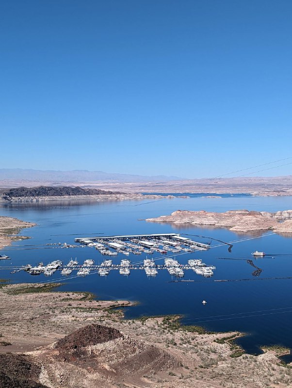 Ближе к полуночи, мы добрались до Лас Вегаса, в пути было ощущние тотальноой усталости и нежелания гулять, но после заселения в отель и принятия душа, я был полон сил и готов к приключениям!Нам повезло с отелем, во первых нам дали номер классом выше, чем мы забукали, он оказался на 52 этаже, посмотрите видео, а во вторых, сам отель огромный, и на его территоии есть казино, различные места где поесть, а так же бары, так что можно было вообще из него не выходить, но мы были обязаны, тем более он находился в центре рядом с прогулочными улицами.Так что мы прогулялись по паре соседних улиц, увидев различный контингент, музыки, аромат травы, алокоголя и морального разложения, думаю если много пить и принимать что-то, то местечко зайдет, но я еще раз туда не очень хочу.После прогулки вернулись в отель, посидели в баре, выпили по паре бутылок пива и пошли поиграть в казино(по сути на этом же этаже), я был готов морально потерять не больше 30 баксов, так что взял всю наличку и пошел в разгул.На первые 5 баксов мне автомат дал 15 и я их снял и пошел в другой, там мне автомат дал 121 доллар, я снял и решил пойти кутить дальше, ведь легко пришли, пусть легко и уйдут, подумал я, так и было, в итоге потратил эти выигранные деньги и оставшиеся 25 долларов налички, в целом на расслабоне, без сожалений, попробовал что такое и пошли спать до утра.Говоря что автомат дал деньги, я имею ввиду тикет с балансом, который потом можешь обналичиывать или использовать как деньги внутри Отеля/Казино, но у меня как поняли до этого не дошло.Утром заехали на дамбу Гувера, считается одним из инжереных чудес света, но может и нет)) Она наверняка тоже есть в какой-то из ГТА.Из интересного, мы выехали изначально из штата Калифорния, посетили Гранд Каньон в штате Аризона, так же заехали в Лас Вегас в штате Невада и вернулись в ЛА, на все у нас ушло 3 дня и 2 ночи, до сих пор приятно удивляет дорожные возможности в США, но городской общественный транспорт это конечно грустно, но про это потом.Ближе к полуночи, мы добрались до Лас Вегаса, в пути было ощущние тотальноой усталости и нежелания гулять, но после заселения в отель и принятия душа, я был полон сил и готов к приключениям!Нам повезло с отелем, во первых нам дали номер классом выше, чем мы забукали, он оказался на 52 этаже, посмотрите видео, а во вторых, сам отель огромный, и на его территоии есть казино, различные места где поесть, а так же бары, так что можно было вообще из него не выходить, но мы были обязаны, тем более он находился в центре рядом с прогулочными улицами.Так что мы прогулялись по паре соседних улиц, увидев различный контингент, музыки, аромат травы, алокоголя и морального разложения, думаю если много пить и принимать что-то, то местечко зайдет, но я еще раз туда не очень хочу.После прогулки вернулись в отель, посидели в баре, выпили по паре бутылок пива и пошли поиграть в казино(по сути на этом же этаже), я был готов морально потерять не больше 30 баксов, так что взял всю наличку и пошел в разгул.На первые 5 баксов мне автомат дал 15 и я их снял и пошел в другой, там мне автомат дал 121 доллар, я снял и решил пойти кутить дальше, ведь легко пришли, пусть легко и уйдут, подумал я, так и было, в итоге потратил эти выигранные деньги и оставшиеся 25 долларов налички, в целом на расслабоне, без сожалений, попробовал что такое и пошли спать до утра.Говоря что автомат дал деньги, я имею ввиду тикет с балансом, который потом можешь обналичиывать или использовать как деньги внутри Отеля/Казино, но у меня как поняли до этого не дошло.Утром заехали на дамбу Гувера, считается одним из инжереных чудес света, но может и нет)) Она наверняка тоже есть в какой-то из ГТА.Из интересного, мы выехали изначально из штата Калифорния, посетили Гранд Каньон в штате Аризона, так же заехали в Лас Вегас в штате Невада и вернулись в ЛА, на все у нас ушло 3 дня и 2 ночи, до сих пор приятно удивляет дорожные возможности в США, но городской общественный транспорт это конечно грустно, но про это потом.