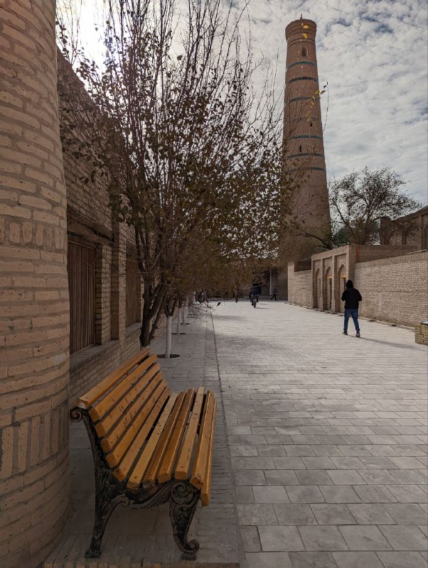 Мой Трип завершился и я в Ташкенте.Итог такой, все исторические места узбекистана в Самарканде, Бухаре и Хиве более менее одинаковые, поэтому скучно было их фотографировать, но есть небольшая подборка из Хивы. Можно посмотреть один раз,  мое мнение такое. Многие здания и стены построены просто из грязи, видно на фотках, ввиду отсутствия осадков почти круглый год, такой проход работает.Но по мере отъезда от столицы и направляясь в Ургенч, замечаешь как народ живёт все более более бедно. Но я познал там поистине широту человеческой души и гостеприимство местных, столько было застолий, за три дня сменили домов 6, и в каждом откармливали, как в последний путь, при том что живут ну очень бедно, в части домов даже туалет на улице.Мой Трип завершился и я в Ташкенте.Итог такой, все исторические места узбекистана в Самарканде, Бухаре и Хиве более менее одинаковые, поэтому скучно было их фотографировать, но есть небольшая подборка из Хивы. Можно посмотреть один раз,  мое мнение такое. Многие здания и стены построены просто из грязи, видно на фотках, ввиду отсутствия осадков почти круглый год, такой проход работает.Но по мере отъезда от столицы и направляясь в Ургенч, замечаешь как народ живёт все более более бедно. Но я познал там поистине широту человеческой души и гостеприимство местных, столько было застолий, за три дня сменили домов 6, и в каждом откармливали, как в последний путь, при том что живут ну очень бедно, в части домов даже туалет на улице.