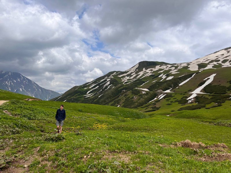 Забрались на высоту 2600 метров на уровнем моря. Буквально за горой находится Россия.Забрались на высоту 2600 метров на уровнем моря. Буквально за горой находится Россия.