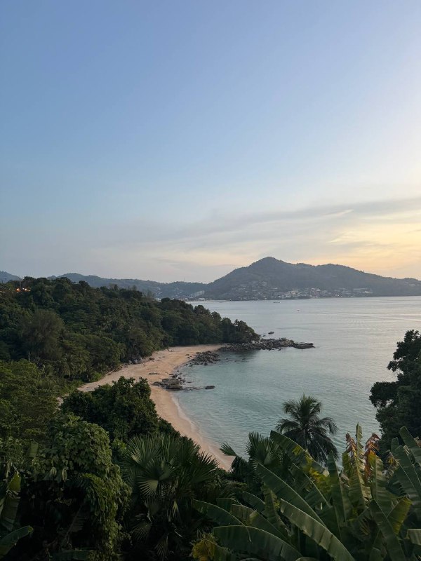 Всем доброго дня!В общем у нас собралась компания из 5 человек, 2 парочки и я и мы решили взять тачку и поехать все вместе за пределы острова, посмотреть красоты.Мы подошли очень безответственно к вопросу аренды и не искали особо лучшее предложение, а пошли в то же место где брали байки и взяли Honda City, за 1.5к бат в сутки с депозитом в 5к. От 3 дней было бы по 1к в сутки, но нам не подходило.Все было здорово, но на обратном пути снесли левое зеркало о грузовик, в момент удара, звук был такой, как будто с него сыпались камни, но нет, просто снесли зеркало. Мы остановились, грузовик этого даже не заметил и завернул на улицу и поехал дальше. Мы долго не думая поехали тоже дальше. Тревога быстро прошла, но было неприятно и немного стрессово из-за неопределенности того во сколько обойдется ремонт.В итоге сегодня отдали тачку, она сказал уточнит сколько стоит ремонт и напишет, депозит не отдали. И недавно написала, что деталь обойдется в 4500 бат, вроде не так все плохо.В общем вывод такой, нужно быть более бдительным когда ты автомобилист в Таиланде, учитывая правый руль и господство байкеров на дороге. Не я сидел за рулем но тем не мене у меня сложилось устойчивое впечатление, что байкером быть в Таиланде намного проще!Всем доброго дня!В общем у нас собралась компания из 5 человек, 2 парочки и я и мы решили взять тачку и поехать все вместе за пределы острова, посмотреть красоты.Мы подошли очень безответственно к вопросу аренды и не искали особо лучшее предложение, а пошли в то же место где брали байки и взяли Honda City, за 1.5к бат в сутки с депозитом в 5к. От 3 дней было бы по 1к в сутки, но нам не подходило.Все было здорово, но на обратном пути снесли левое зеркало о грузовик, в момент удара, звук был такой, как будто с него сыпались камни, но нет, просто снесли зеркало. Мы остановились, грузовик этого даже не заметил и завернул на улицу и поехал дальше. Мы долго не думая поехали тоже дальше. Тревога быстро прошла, но было неприятно и немного стрессово из-за неопределенности того во сколько обойдется ремонт.В итоге сегодня отдали тачку, она сказал уточнит сколько стоит ремонт и напишет, депозит не отдали. И недавно написала, что деталь обойдется в 4500 бат, вроде не так все плохо.В общем вывод такой, нужно быть более бдительным когда ты автомобилист в Таиланде, учитывая правый руль и господство байкеров на дороге. Не я сидел за рулем но тем не мене у меня сложилось устойчивое впечатление, что байкером быть в Таиланде намного проще!