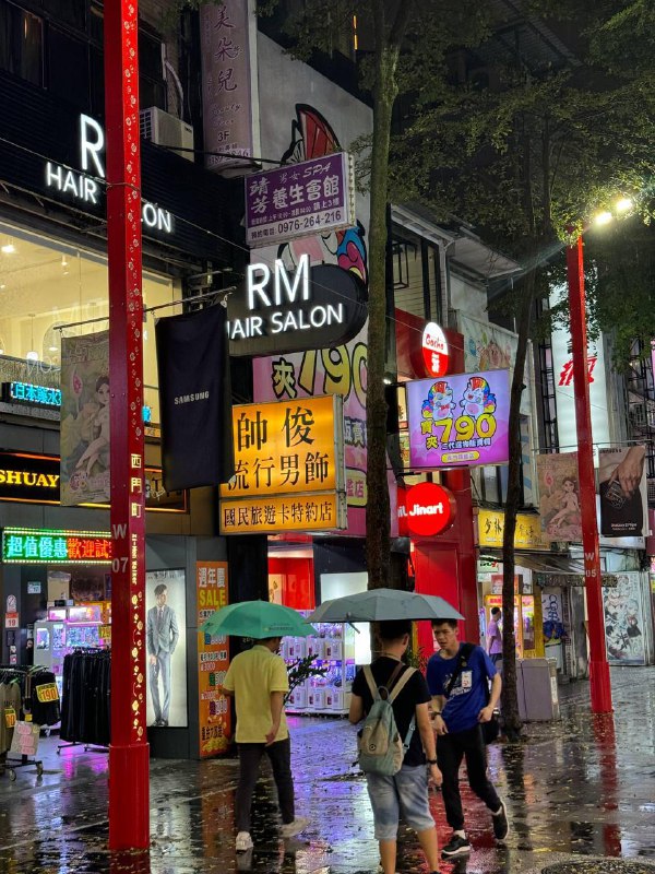 Впечатления первого дня от ТайваняВсем привет, решил сразу написать пока не забылось. Начнем с полета, я не брал платную услугу выбора места, но мне очнеь повезло, мне дали место у окна на первом ряду, причем я был один, и за мной ряд был так же пуст, так что без стеснения разложился и наслаждался полетом, время в полете по маршруту Бангкок - Тайпей занял 4 часа. (7 утра вылет, прилет 12:30 по местному). Разница во времени 1 час.Я со своей распечатанной бумажкой смог воспользоваться приоритетным проходом паспортного контроля для резидентов, что порадовало, уже не турист, приятно. Спросили только есть ли работа в Тайване, я сказал нет, я фрилансер, на этом все, запустили.От аэропорта ходит поезд до центральной станции Тайпея, являющийся частью MRT сети города, очень удобно, 150 ntd(~4.7$), скондиционером, чисто, но сидячие места были все заняты, шел он минут 30. В поезде было тихо, никто не шумел. Но так как я стоял, я не мог толком смотреть на улицу, не приседая, поэтому виды особо не увидел.По приезду вышел из станции в город, у меня все вещи в одном большом чемодане, который взял на японской барахолке, еще на Пхукете, чтобы свою зимнюю и осеннюю куртки и остальные вещи возить с собой, а рюкзак держать пустым. Чтобы не тащить 20 минут его по городу и не разбираться как работают автобусы, взял такси за 90 NTD(2.8$) через Uber, поездка была короткая, потому что довольноя рядом это от центральгой станции. В аэропорту, метро бесплатный вайфай, я без симки успешно добрался до своего Airbnb. А вот в городе можно найти фри вайфай но уже сложнее, я помучался но нашел, сети вроде видит, но многие что-то отказывались работать.К моменту как я добрался до жилища, уже было почти более суток, как я не спал, поэтому я не разбирая чемодан, рюкзак, просто завалился на кровать и вырубился на пару часов. После пробуждения я был очень голодным и хотел пить, в комнате ничего не было, с собой тоже, я не ел ничего с предыдшуего дня. Поэтому решил что пора в город, разобрал чемодан, по сути просто вещи повесил в шкаф, которые уже были на своих наплечниках, а куртки даже не достаю из чемодана, тут пока еще жара.Хотел купить местную симку, вышел из дома, заранее не спланировав маршрут, в итоге час слонялся, в поисках бесплатного рабочего вайфая, в итоге нашел и построил путь до салона оператора связи, их условия мне не понравились, в итоге взял пока Airalo Esim, за 10 баксов на 5гб, после получения местного ID офомрлю нормальную местную симку с лучшими условиями.В общем гулял, смотрел, ел, программу минимум на первый день выполнил, устал, хочу спать, лягу сегодня пораньше и восстаноавлю режим, а завтра поеду куда ниубдь на природу, так как выходной, за ID все равно не скататься, не работает иммиграционный офис. Поел местные паровые Баоцзы(что-то вроде наших манты) и бабл чай, ведь как раз Тайвань его родина.Во мне снова проснулся дух приключений, который полностью затух под конец пребыания в Таиланде, снова все очень интересно и даже хочется снимать фото/видео.Что бросилось в глаза, действительно очень чисто, люди все выглядят как будто у них одинаковый достаток, в Таиланде например очень бросается в глаза разница, человека с деньгами и без, тут как-то все одинаково, это приятно на самом деле. Жизнь кипит, много уличной еды. Так, на сегодня все, отключаюсь, до завтра!Впечатления первого дня от ТайваняВсем привет, решил сразу написать пока не забылось. Начнем с полета, я не брал платную услугу выбора места, но мне очнеь повезло, мне дали место у окна на первом ряду, причем я был один, и за мной ряд был так же пуст, так что без стеснения разложился и наслаждался полетом, время в полете по маршруту Бангкок - Тайпей занял 4 часа. (7 утра вылет, прилет 12:30 по местному). Разница во времени 1 час.Я со своей распечатанной бумажкой смог воспользоваться приоритетным проходом паспортного контроля для резидентов, что порадовало, уже не турист, приятно. Спросили только есть ли работа в Тайване, я сказал нет, я фрилансер, на этом все, запустили.От аэропорта ходит поезд до центральной станции Тайпея, являющийся частью MRT сети города, очень удобно, 150 ntd(~4.7$), скондиционером, чисто, но сидячие места были все заняты, шел он минут 30. В поезде было тихо, никто не шумел. Но так как я стоял, я не мог толком смотреть на улицу, не приседая, поэтому виды особо не увидел.По приезду вышел из станции в город, у меня все вещи в одном большом чемодане, который взял на японской барахолке, еще на Пхукете, чтобы свою зимнюю и осеннюю куртки и остальные вещи возить с собой, а рюкзак держать пустым. Чтобы не тащить 20 минут его по городу и не разбираться как работают автобусы, взял такси за 90 NTD(2.8$) через Uber, поездка была короткая, потому что довольноя рядом это от центральгой станции. В аэропорту, метро бесплатный вайфай, я без симки успешно добрался до своего Airbnb. А вот в городе можно найти фри вайфай но уже сложнее, я помучался но нашел, сети вроде видит, но многие что-то отказывались работать.К моменту как я добрался до жилища, уже было почти более суток, как я не спал, поэтому я не разбирая чемодан, рюкзак, просто завалился на кровать и вырубился на пару часов. После пробуждения я был очень голодным и хотел пить, в комнате ничего не было, с собой тоже, я не ел ничего с предыдшуего дня. Поэтому решил что пора в город, разобрал чемодан, по сути просто вещи повесил в шкаф, которые уже были на своих наплечниках, а куртки даже не достаю из чемодана, тут пока еще жара.Хотел купить местную симку, вышел из дома, заранее не спланировав маршрут, в итоге час слонялся, в поисках бесплатного рабочего вайфая, в итоге нашел и построил путь до салона оператора связи, их условия мне не понравились, в итоге взял пока Airalo Esim, за 10 баксов на 5гб, после получения местного ID офомрлю нормальную местную симку с лучшими условиями.В общем гулял, смотрел, ел, программу минимум на первый день выполнил, устал, хочу спать, лягу сегодня пораньше и восстаноавлю режим, а завтра поеду куда ниубдь на природу, так как выходной, за ID все равно не скататься, не работает иммиграционный офис. Поел местные паровые Баоцзы(что-то вроде наших манты) и бабл чай, ведь как раз Тайвань его родина.Во мне снова проснулся дух приключений, который полностью затух под конец пребыания в Таиланде, снова все очень интересно и даже хочется снимать фото/видео.Что бросилось в глаза, действительно очень чисто, люди все выглядят как будто у них одинаковый достаток, в Таиланде например очень бросается в глаза разница, человека с деньгами и без, тут как-то все одинаково, это приятно на самом деле. Жизнь кипит, много уличной еды. Так, на сегодня все, отключаюсь, до завтра!