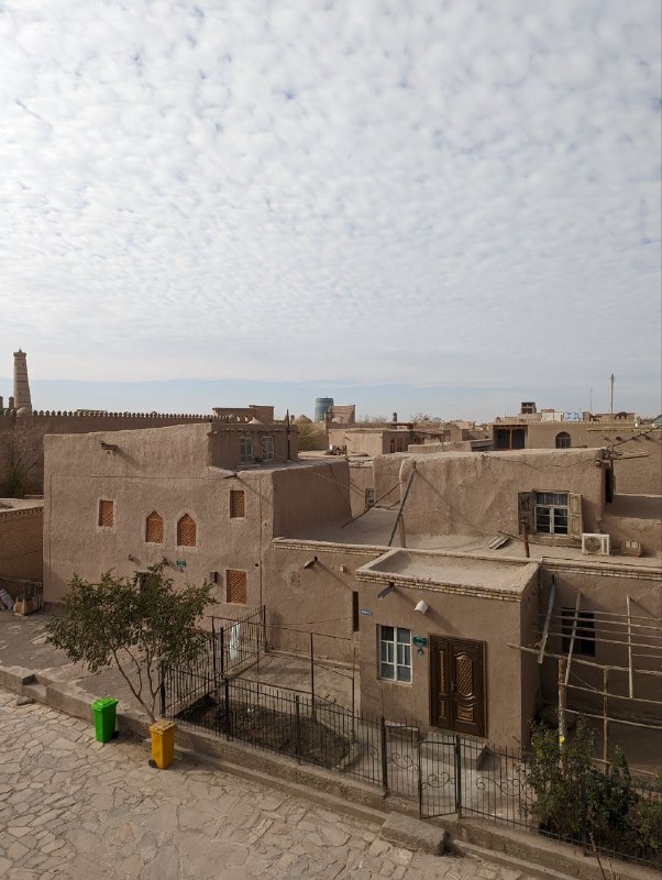 Мой Трип завершился и я в Ташкенте.Итог такой, все исторические места узбекистана в Самарканде, Бухаре и Хиве более менее одинаковые, поэтому скучно было их фотографировать, но есть небольшая подборка из Хивы. Можно посмотреть один раз,  мое мнение такое. Многие здания и стены построены просто из грязи, видно на фотках, ввиду отсутствия осадков почти круглый год, такой проход работает.Но по мере отъезда от столицы и направляясь в Ургенч, замечаешь как народ живёт все более более бедно. Но я познал там поистине широту человеческой души и гостеприимство местных, столько было застолий, за три дня сменили домов 6, и в каждом откармливали, как в последний путь, при том что живут ну очень бедно, в части домов даже туалет на улице.Мой Трип завершился и я в Ташкенте.Итог такой, все исторические места узбекистана в Самарканде, Бухаре и Хиве более менее одинаковые, поэтому скучно было их фотографировать, но есть небольшая подборка из Хивы. Можно посмотреть один раз,  мое мнение такое. Многие здания и стены построены просто из грязи, видно на фотках, ввиду отсутствия осадков почти круглый год, такой проход работает.Но по мере отъезда от столицы и направляясь в Ургенч, замечаешь как народ живёт все более более бедно. Но я познал там поистине широту человеческой души и гостеприимство местных, столько было застолий, за три дня сменили домов 6, и в каждом откармливали, как в последний путь, при том что живут ну очень бедно, в части домов даже туалет на улице.