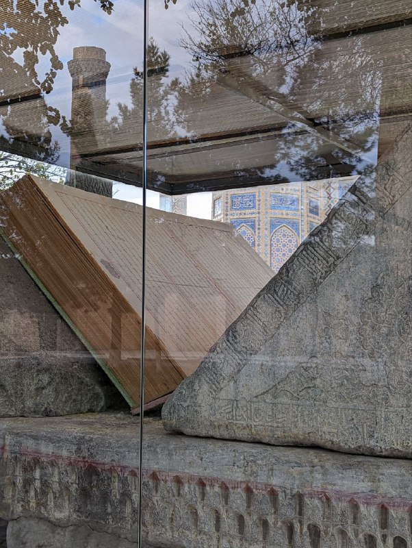 Всем добрый вечер, радио Узбекистан продолжает свое вещание!Сегодня я в Самарканде, который оказался очень зелёным, компактным и бесконечно уютным городом.После Ташкента он ощущается абсолютно иначе, много классных парков, которые выглядят более естественно и гармонично, сам город более компактный, нет таких расстояний, широченных дорог как в Ташкенте, у меня даже возникла мысль, что если бы я хотел остаться в Узбекистане надолго, то остался бы Самарканде а никак не в Ташкенте, но может я найду еще более приятную жемчужину в этой пустыне, ведь завтра мы едем дальше, в Бухару, а послезавтра в Ургенч, из которого посетим Хиву, самый древний город Узбекистана.Внимательный читатель мог заметить, что я сказал 