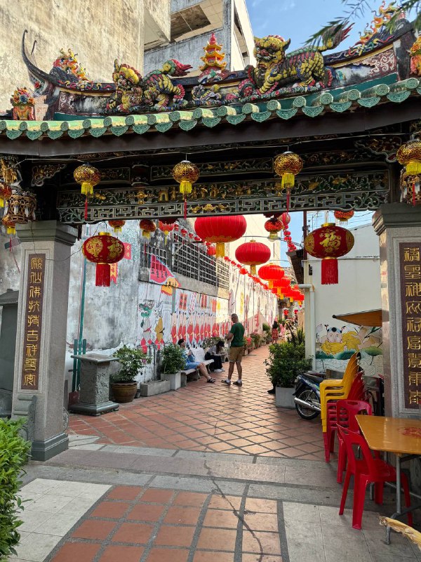 Всем привет, я снова выхожу на связь и врываюсь с обещанным румтуром. Причина моего отсутствия это борьба с собой, со своими зависимостями, уходил запойно в сериалы и игры(установил Зельду на мак через симулятор). По сути я и раньше им поддавался, но в жизни были различные обязательства перед другие, которые нельзя было игнорировать и как-то естественно удавалось менять деятельность, а в состоянии когда ты можешь себе позволить ничего не делать и существовать это оказалось для меня сложнее, поэтому я уходил от реальности как только мог и в этот момент терялся смысл что либо делать. Но благо я вроде осознал как с этим работать и вышел из этого круговорота, про это детальнее ещё распишу позже.А сейчас про быт, если помните я снимал в первый месяц байк за 7500 бат, после снял уже скромный Honda Scoopy за 3000 бат в месяц.Нашел где покупать вкусный хлеб на закваске и вернулся к привычному завтраку, сам готовлю.Поправка к видео, купил сам в квартиру:1) Новое кресло из Икеи Маркус, у меня в России такое же. (4999 бат). Я сначала решил сэкономить, купил за 1200 бат кресло с Лазады(местный маркетплейс, но он у меня развалился через неделю, фото имеется)2) Блендер и Пылесос Б/У на Фейсбук маркетплейс за 1000 бат.3) Плед на диван из Икеи, не помню цену.4) по мелочи ещё, сковородку, полотенца, тряпки.Траты на жилье:1) Аренда кв 12000 бат (330$)2) Свет вышел 1430 бат(39$) при условии что кондёр почти всегда работал в дневное время.3) Вода 245 бат (6$)Киловатт электроэнергии стоит 4 бата в моем Кондо. Основной расход конечно от кондиционера, при желании можно экономить на нем, купив вентилятор и помощнее, но я не хочу.Пока так, всем хорошего дня, а кому и вечера !Всем привет, я снова выхожу на связь и врываюсь с обещанным румтуром. Причина моего отсутствия это борьба с собой, со своими зависимостями, уходил запойно в сериалы и игры(установил Зельду на мак через симулятор). По сути я и раньше им поддавался, но в жизни были различные обязательства перед другие, которые нельзя было игнорировать и как-то естественно удавалось менять деятельность, а в состоянии когда ты можешь себе позволить ничего не делать и существовать это оказалось для меня сложнее, поэтому я уходил от реальности как только мог и в этот момент терялся смысл что либо делать. Но благо я вроде осознал как с этим работать и вышел из этого круговорота, про это детальнее ещё распишу позже.А сейчас про быт, если помните я снимал в первый месяц байк за 7500 бат, после снял уже скромный Honda Scoopy за 3000 бат в месяц.Нашел где покупать вкусный хлеб на закваске и вернулся к привычному завтраку, сам готовлю.Поправка к видео, купил сам в квартиру:1) Новое кресло из Икеи Маркус, у меня в России такое же. (4999 бат). Я сначала решил сэкономить, купил за 1200 бат кресло с Лазады(местный маркетплейс, но он у меня развалился через неделю, фото имеется)2) Блендер и Пылесос Б/У на Фейсбук маркетплейс за 1000 бат.3) Плед на диван из Икеи, не помню цену.4) по мелочи ещё, сковородку, полотенца, тряпки.Траты на жилье:1) Аренда кв 12000 бат (330$)2) Свет вышел 1430 бат(39$) при условии что кондёр почти всегда работал в дневное время.3) Вода 245 бат (6$)Киловатт электроэнергии стоит 4 бата в моем Кондо. Основной расход конечно от кондиционера, при желании можно экономить на нем, купив вентилятор и помощнее, но я не хочу.Пока так, всем хорошего дня, а кому и вечера !