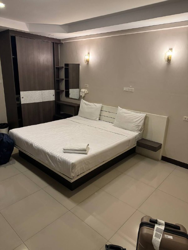 Прямое включение из королевства Таиланд, пока свежи впечатления нужно их зафиксировать.Дорогу перенес легко, кажется привыкаю к долгим перелетам. Так же мне очень повезло, во время долгого первого перелета я сидел один на 2 ряда и предо мной не было кресла, взял место у аварийного выхода.Одна интересная особенность корейских авиалиний, стюардессы перед тем как показывать инструктаж безопасности, проходят через весь салон и здороваются с пассажирами, кивая и приговаривая что-то на корейском много раз, пока идут.Почти все время второго полета я провела во сне, хорошо очень поспал, по ЛА времени как раз. У меня так же был сосед, милый дедушка, который учил как есть местную корейскую еду, я ее забыл сфоткать, так как был сонный. Но там рис, овощи, мясо, все нужно было самому смешать с кунжутным маслом и пастой из перцев, он сказал клади половину, не рискуй парниша. Так же с этим обедом шел бульончик и рисовый пирожок какой-то.Чемодан развалился.Отель рядом с аэропортом прилета, 20$, дорога на их шатле до него 3$.Проезжая по улицам Бангкока, я заметил ряды с уличной едой и на меня нахлынули приятные ностальгические воспоминания с прошлых поездок в Таиланд)Выходя из аэропорта меня накрыл местный влажный воздух со своим специфическим тропическим запахом и теплом, несмотря на то что уже ночь.Пока так!Прямое включение из королевства Таиланд, пока свежи впечатления нужно их зафиксировать.Дорогу перенес легко, кажется привыкаю к долгим перелетам. Так же мне очень повезло, во время долгого первого перелета я сидел один на 2 ряда и предо мной не было кресла, взял место у аварийного выхода.Одна интересная особенность корейских авиалиний, стюардессы перед тем как показывать инструктаж безопасности, проходят через весь салон и здороваются с пассажирами, кивая и приговаривая что-то на корейском много раз, пока идут.Почти все время второго полета я провела во сне, хорошо очень поспал, по ЛА времени как раз. У меня так же был сосед, милый дедушка, который учил как есть местную корейскую еду, я ее забыл сфоткать, так как был сонный. Но там рис, овощи, мясо, все нужно было самому смешать с кунжутным маслом и пастой из перцев, он сказал клади половину, не рискуй парниша. Так же с этим обедом шел бульончик и рисовый пирожок какой-то.Чемодан развалился.Отель рядом с аэропортом прилета, 20$, дорога на их шатле до него 3$.Проезжая по улицам Бангкока, я заметил ряды с уличной едой и на меня нахлынули приятные ностальгические воспоминания с прошлых поездок в Таиланд)Выходя из аэропорта меня накрыл местный влажный воздух со своим специфическим тропическим запахом и теплом, несмотря на то что уже ночь.Пока так!