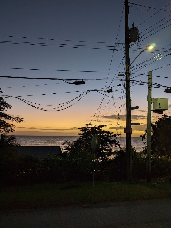 Ещё немного кадров, в общем пока все.Цены, все очень дорого, продукты, сервис, такси.Отели вообще заоблачные.Airbnb мне обошёлся в 60 долларов сутки, и на фоне всех остальных вариантов это ещё более менее.В КФС комбо обед стоит 13 долларов. По продуктам пока мало что могу сказать, позже расскажу.В баре посидел вчера, выпил 2 бутылки местного пива, ролл с креветками, фри, брауни, капучино и все это обошлось в 43 доллара, включая 15 процентов чаевых.10 минут на такси из аэропорта обошлось в 12 долларов.Принимают карту, пока везде где был. Один местный доллар равен ровно половине доллару США.Пытался плавать сегодня с утра, очень сильные волны, так что не рисковал заходить очень глубоко, только где доставал ногами, в целом весело попрыгал на волнах, от дома до пляжа по прямой 7 минут пешком.p.s. все цены указаны уже в us долларах.Ещё немного кадров, в общем пока все.Цены, все очень дорого, продукты, сервис, такси.Отели вообще заоблачные.Airbnb мне обошёлся в 60 долларов сутки, и на фоне всех остальных вариантов это ещё более менее.В КФС комбо обед стоит 13 долларов. По продуктам пока мало что могу сказать, позже расскажу.В баре посидел вчера, выпил 2 бутылки местного пива, ролл с креветками, фри, брауни, капучино и все это обошлось в 43 доллара, включая 15 процентов чаевых.10 минут на такси из аэропорта обошлось в 12 долларов.Принимают карту, пока везде где был. Один местный доллар равен ровно половине доллару США.Пытался плавать сегодня с утра, очень сильные волны, так что не рисковал заходить очень глубоко, только где доставал ногами, в целом весело попрыгал на волнах, от дома до пляжа по прямой 7 минут пешком.p.s. все цены указаны уже в us долларах.