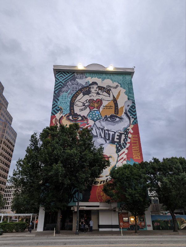 Вчера под вечер съездили в сам Остин, потому что ребята живут за городом, примерно 25 минут на машине, условно как с Инеша до центра Казани.Фенси улочки, кафе, рестораны и бездомные, обязательный атрибут любого американского города, даже в таком республиканском штате как Техас, хоть и не в таком количестве как в ЛА.Погода не одарила красивыми видами заката, ибо было облачно. Но посмотрели как вылетают стаи летучих мышей из под центрального моста, это настоящее событие, собирается много людей. Но было видно плохо, так как было темно уже.Так же поглядели на местный Капитолий.Я до сих пор не знаю где бы я хотел жить, в шумном городе или в спокойном пригороде.Вчера под вечер съездили в сам Остин, потому что ребята живут за городом, примерно 25 минут на машине, условно как с Инеша до центра Казани.Фенси улочки, кафе, рестораны и бездомные, обязательный атрибут любого американского города, даже в таком республиканском штате как Техас, хоть и не в таком количестве как в ЛА.Погода не одарила красивыми видами заката, ибо было облачно. Но посмотрели как вылетают стаи летучих мышей из под центрального моста, это настоящее событие, собирается много людей. Но было видно плохо, так как было темно уже.Так же поглядели на местный Капитолий.Я до сих пор не знаю где бы я хотел жить, в шумном городе или в спокойном пригороде.