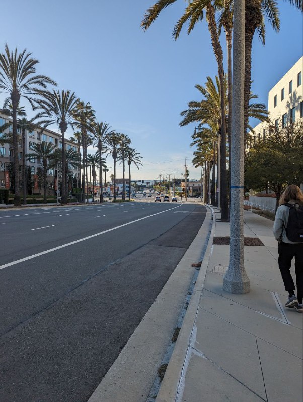 Йо, всем здорово, сегодня была небольшая прогулка по венису, это очень необычное место в котором пахнет постоянно травой и обитает много бездомных, слышал что присутствует криминал, но мелкий, могут вскрыть машину, но разбоя нет и ощущаешь себя спокойно и безопасно.Йо, всем здорово, сегодня была небольшая прогулка по венису, это очень необычное место в котором пахнет постоянно травой и обитает много бездомных, слышал что присутствует криминал, но мелкий, могут вскрыть машину, но разбоя нет и ощущаешь себя спокойно и безопасно.