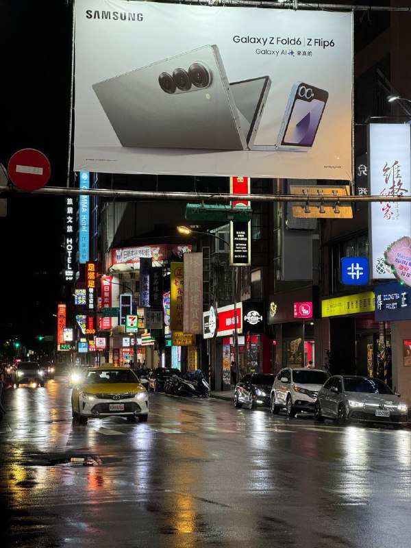 Впечатления первого дня от ТайваняВсем привет, решил сразу написать пока не забылось. Начнем с полета, я не брал платную услугу выбора места, но мне очнеь повезло, мне дали место у окна на первом ряду, причем я был один, и за мной ряд был так же пуст, так что без стеснения разложился и наслаждался полетом, время в полете по маршруту Бангкок - Тайпей занял 4 часа. (7 утра вылет, прилет 12:30 по местному). Разница во времени 1 час.Я со своей распечатанной бумажкой смог воспользоваться приоритетным проходом паспортного контроля для резидентов, что порадовало, уже не турист, приятно. Спросили только есть ли работа в Тайване, я сказал нет, я фрилансер, на этом все, запустили.От аэропорта ходит поезд до центральной станции Тайпея, являющийся частью MRT сети города, очень удобно, 150 ntd(~4.7$), скондиционером, чисто, но сидячие места были все заняты, шел он минут 30. В поезде было тихо, никто не шумел. Но так как я стоял, я не мог толком смотреть на улицу, не приседая, поэтому виды особо не увидел.По приезду вышел из станции в город, у меня все вещи в одном большом чемодане, который взял на японской барахолке, еще на Пхукете, чтобы свою зимнюю и осеннюю куртки и остальные вещи возить с собой, а рюкзак держать пустым. Чтобы не тащить 20 минут его по городу и не разбираться как работают автобусы, взял такси за 90 NTD(2.8$) через Uber, поездка была короткая, потому что довольноя рядом это от центральгой станции. В аэропорту, метро бесплатный вайфай, я без симки успешно добрался до своего Airbnb. А вот в городе можно найти фри вайфай но уже сложнее, я помучался но нашел, сети вроде видит, но многие что-то отказывались работать.К моменту как я добрался до жилища, уже было почти более суток, как я не спал, поэтому я не разбирая чемодан, рюкзак, просто завалился на кровать и вырубился на пару часов. После пробуждения я был очень голодным и хотел пить, в комнате ничего не было, с собой тоже, я не ел ничего с предыдшуего дня. Поэтому решил что пора в город, разобрал чемодан, по сути просто вещи повесил в шкаф, которые уже были на своих наплечниках, а куртки даже не достаю из чемодана, тут пока еще жара.Хотел купить местную симку, вышел из дома, заранее не спланировав маршрут, в итоге час слонялся, в поисках бесплатного рабочего вайфая, в итоге нашел и построил путь до салона оператора связи, их условия мне не понравились, в итоге взял пока Airalo Esim, за 10 баксов на 5гб, после получения местного ID офомрлю нормальную местную симку с лучшими условиями.В общем гулял, смотрел, ел, программу минимум на первый день выполнил, устал, хочу спать, лягу сегодня пораньше и восстаноавлю режим, а завтра поеду куда ниубдь на природу, так как выходной, за ID все равно не скататься, не работает иммиграционный офис. Поел местные паровые Баоцзы(что-то вроде наших манты) и бабл чай, ведь как раз Тайвань его родина.Во мне снова проснулся дух приключений, который полностью затух под конец пребыания в Таиланде, снова все очень интересно и даже хочется снимать фото/видео.Что бросилось в глаза, действительно очень чисто, люди все выглядят как будто у них одинаковый достаток, в Таиланде например очень бросается в глаза разница, человека с деньгами и без, тут как-то все одинаково, это приятно на самом деле. Жизнь кипит, много уличной еды. Так, на сегодня все, отключаюсь, до завтра!Впечатления первого дня от ТайваняВсем привет, решил сразу написать пока не забылось. Начнем с полета, я не брал платную услугу выбора места, но мне очнеь повезло, мне дали место у окна на первом ряду, причем я был один, и за мной ряд был так же пуст, так что без стеснения разложился и наслаждался полетом, время в полете по маршруту Бангкок - Тайпей занял 4 часа. (7 утра вылет, прилет 12:30 по местному). Разница во времени 1 час.Я со своей распечатанной бумажкой смог воспользоваться приоритетным проходом паспортного контроля для резидентов, что порадовало, уже не турист, приятно. Спросили только есть ли работа в Тайване, я сказал нет, я фрилансер, на этом все, запустили.От аэропорта ходит поезд до центральной станции Тайпея, являющийся частью MRT сети города, очень удобно, 150 ntd(~4.7$), скондиционером, чисто, но сидячие места были все заняты, шел он минут 30. В поезде было тихо, никто не шумел. Но так как я стоял, я не мог толком смотреть на улицу, не приседая, поэтому виды особо не увидел.По приезду вышел из станции в город, у меня все вещи в одном большом чемодане, который взял на японской барахолке, еще на Пхукете, чтобы свою зимнюю и осеннюю куртки и остальные вещи возить с собой, а рюкзак держать пустым. Чтобы не тащить 20 минут его по городу и не разбираться как работают автобусы, взял такси за 90 NTD(2.8$) через Uber, поездка была короткая, потому что довольноя рядом это от центральгой станции. В аэропорту, метро бесплатный вайфай, я без симки успешно добрался до своего Airbnb. А вот в городе можно найти фри вайфай но уже сложнее, я помучался но нашел, сети вроде видит, но многие что-то отказывались работать.К моменту как я добрался до жилища, уже было почти более суток, как я не спал, поэтому я не разбирая чемодан, рюкзак, просто завалился на кровать и вырубился на пару часов. После пробуждения я был очень голодным и хотел пить, в комнате ничего не было, с собой тоже, я не ел ничего с предыдшуего дня. Поэтому решил что пора в город, разобрал чемодан, по сути просто вещи повесил в шкаф, которые уже были на своих наплечниках, а куртки даже не достаю из чемодана, тут пока еще жара.Хотел купить местную симку, вышел из дома, заранее не спланировав маршрут, в итоге час слонялся, в поисках бесплатного рабочего вайфая, в итоге нашел и построил путь до салона оператора связи, их условия мне не понравились, в итоге взял пока Airalo Esim, за 10 баксов на 5гб, после получения местного ID офомрлю нормальную местную симку с лучшими условиями.В общем гулял, смотрел, ел, программу минимум на первый день выполнил, устал, хочу спать, лягу сегодня пораньше и восстаноавлю режим, а завтра поеду куда ниубдь на природу, так как выходной, за ID все равно не скататься, не работает иммиграционный офис. Поел местные паровые Баоцзы(что-то вроде наших манты) и бабл чай, ведь как раз Тайвань его родина.Во мне снова проснулся дух приключений, который полностью затух под конец пребыания в Таиланде, снова все очень интересно и даже хочется снимать фото/видео.Что бросилось в глаза, действительно очень чисто, люди все выглядят как будто у них одинаковый достаток, в Таиланде например очень бросается в глаза разница, человека с деньгами и без, тут как-то все одинаково, это приятно на самом деле. Жизнь кипит, много уличной еды. Так, на сегодня все, отключаюсь, до завтра!