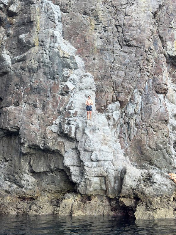 Ну что же ребятки, приветствую всех! Новый год пришел с хорошими новостями, мне одобрили студенческую визу! Так что я теперь выездной и могу находиться в НЗ до начала сентября. У меня есть около 8 месяцев, чтобы воплотить мой план в жизнь. Начиная со следующей недели у меня начинается свободный, от учебы в школе, месяц.Который в свое время я потрачу на усиленную  подготовку к IELTS, и собственно сдачи экзамена и параллельно начну искать местную работу подходящую под требования для подачи на straight to residence визы. Огромный плюс что на студенческой визе я могу работать легально 25 часов в неделю, так что я смогу доказать местным работодателям что я им подхожу и будет проще их убедить дать мне оффер который  так нужен мне для подачи на резидентскую визу.Так же я решил максимально увеличить свои шансы на экзамене и сдавать IELTS General вместо Academic, потому что его достаточно для иммиграционных целей но при этом сдать его на тот же бал легче чем академик. Но для учебы нужен будет уже академик, но я думаю смогу сдать его уже после того как будет и резидентство и еще качнется язык.Ну как то так, движемся дальше. Немного фото и видео с недавнего трипа в Coromandel :)P.s. вид изнутри пещеры с первой фотографии присутствует в обоях в windows 10 :)Ну что же ребятки, приветствую всех! Новый год пришел с хорошими новостями, мне одобрили студенческую визу! Так что я теперь выездной и могу находиться в НЗ до начала сентября. У меня есть около 8 месяцев, чтобы воплотить мой план в жизнь. Начиная со следующей недели у меня начинается свободный, от учебы в школе, месяц.Который в свое время я потрачу на усиленную  подготовку к IELTS, и собственно сдачи экзамена и параллельно начну искать местную работу подходящую под требования для подачи на straight to residence визы. Огромный плюс что на студенческой визе я могу работать легально 25 часов в неделю, так что я смогу доказать местным работодателям что я им подхожу и будет проще их убедить дать мне оффер который  так нужен мне для подачи на резидентскую визу.Так же я решил максимально увеличить свои шансы на экзамене и сдавать IELTS General вместо Academic, потому что его достаточно для иммиграционных целей но при этом сдать его на тот же бал легче чем академик. Но для учебы нужен будет уже академик, но я думаю смогу сдать его уже после того как будет и резидентство и еще качнется язык.Ну как то так, движемся дальше. Немного фото и видео с недавнего трипа в Coromandel :)P.s. вид изнутри пещеры с первой фотографии присутствует в обоях в windows 10 :)