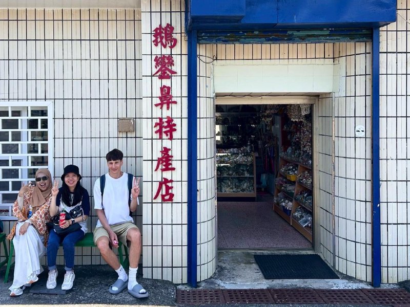 Нихау господа, Ильсур скиталец который уже давно не скиталец, снова на связи. Прошло 2 месяца обучения китайского языка, остался месяц обучения, пойду ли на второй семестр летом еще под большим вопросом, думаю о следующем варианте, за лето самостоятельно повторить весь материал первого семестра в более спокойном режиме и потом уже пойти на новый семестр и на новый уровень, так же  за это время перебраться ближе к универу, а то сейчас езжу каждый день на скутере по 35 минут в одну сторону.Но не будем о скучном, за этого время кроме сломанного мозга от нового языка, я так же приобрел некоторые новые знакомства, как среди других студентов, так и среди местных жителей. Что позволило мне очень сильно обогатить мои знания о местной жизни и о жизни в целом, узнал много местных заведений с едой и стал от этого реже готовить, потому что это действительно вкусно и дешево.У меня пропало всякое стеснение разговаривать на английском, потому что иначе вариантов просто не остается, делаю ошибки, повторяю префразировав, но говорю без толики смущения/стеснения/неуверенности, проще всего разговаривать с носителями, потому что им проще додумывать что я хочу сказать, когда пытаешься объяснить что-то сложное и у них понятное мне произношение, на слух я очень хорошо понимаю все уже давно. Но даже с местными у кого английский не родной часто легко разговаривать, потому что зачастую уровень одинаковый.Так же неделю назад попробовал дейтинг апп, чтобы чуть разнообразить круг общения, пока был один серьезный диалог и несколько встреч по нему, первый раз искупался в море на Тайване благодаря этому знакомству. Пока не загадываю, продолжаем общение.За эти месяцы читаю много стоиков, начал с современников, и углубился к первоисточникам вроде Марка Аврелия, письмам Люцилию и тд. Реально помогате фокусировать на настоящих задачах и ну утопать в мыслях о прошлом и будущем. Так же стал активно намернно больше двигаться, что вероятно тоже положительно повлияло на ментальное состояние, так что учимся активно жить дальше. Потому что какой-то глобальный смысл в жизни так найти и не удалось. Живу в настоящем, наслаждаюсь моментами и делаю от меня зависящее.Не знаю насколько будет интересно вам почитать про моих одноклассников, среди них есть киборг, пилот и инженер морских судов, интересная компания.Остановлюсь на этом, а то иначе меня не остановить, выдам вам книгу, вот поэтому нужно своевременно все рассказывать...P.S. так же купил новый шлем, не та бесплатная каска велосипелная, что шла с байком :)Нихау господа, Ильсур скиталец который уже давно не скиталец, снова на связи. Прошло 2 месяца обучения китайского языка, остался месяц обучения, пойду ли на второй семестр летом еще под большим вопросом, думаю о следующем варианте, за лето самостоятельно повторить весь материал первого семестра в более спокойном режиме и потом уже пойти на новый семестр и на новый уровень, так же  за это время перебраться ближе к универу, а то сейчас езжу каждый день на скутере по 35 минут в одну сторону.Но не будем о скучном, за этого время кроме сломанного мозга от нового языка, я так же приобрел некоторые новые знакомства, как среди других студентов, так и среди местных жителей. Что позволило мне очень сильно обогатить мои знания о местной жизни и о жизни в целом, узнал много местных заведений с едой и стал от этого реже готовить, потому что это действительно вкусно и дешево.У меня пропало всякое стеснение разговаривать на английском, потому что иначе вариантов просто не остается, делаю ошибки, повторяю префразировав, но говорю без толики смущения/стеснения/неуверенности, проще всего разговаривать с носителями, потому что им проще додумывать что я хочу сказать, когда пытаешься объяснить что-то сложное и у них понятное мне произношение, на слух я очень хорошо понимаю все уже давно. Но даже с местными у кого английский не родной часто легко разговаривать, потому что зачастую уровень одинаковый.Так же неделю назад попробовал дейтинг апп, чтобы чуть разнообразить круг общения, пока был один серьезный диалог и несколько встреч по нему, первый раз искупался в море на Тайване благодаря этому знакомству. Пока не загадываю, продолжаем общение.За эти месяцы читаю много стоиков, начал с современников, и углубился к первоисточникам вроде Марка Аврелия, письмам Люцилию и тд. Реально помогате фокусировать на настоящих задачах и ну утопать в мыслях о прошлом и будущем. Так же стал активно намернно больше двигаться, что вероятно тоже положительно повлияло на ментальное состояние, так что учимся активно жить дальше. Потому что какой-то глобальный смысл в жизни так найти и не удалось. Живу в настоящем, наслаждаюсь моментами и делаю от меня зависящее.Не знаю насколько будет интересно вам почитать про моих одноклассников, среди них есть киборг, пилот и инженер морских судов, интересная компания.Остановлюсь на этом, а то иначе меня не остановить, выдам вам книгу, вот поэтому нужно своевременно все рассказывать...P.S. так же купил новый шлем, не та бесплатная каска велосипелная, что шла с байком :)