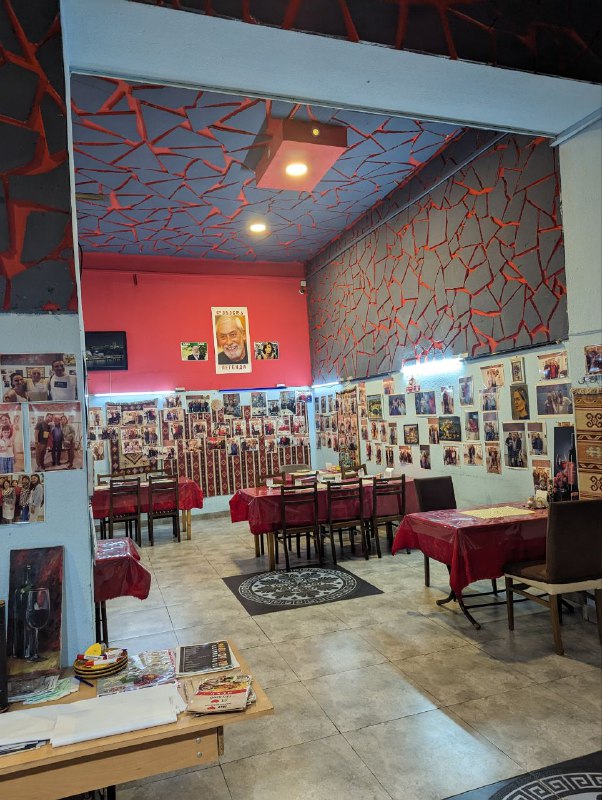 Сижу в парке, ощущаю себя практически Берлиозом на патриарших, не хватает только Ивана бездомного и Воланда. Размышляю о бытие!А так сходил ещё раз в банк с утра, они конечно сказали позвонят, но я решил все равно попробовать, так что чего и следовало ожидать, расследования о пропавшем переводе все ещё в процессе, сказали занимает обычно 1-2 рабочих дня, так что ждём.Гуляю но не так много, сегодня хорошая погода, потому что нет солнца, приятная прохлада, давно такой хотел, а то в ЛА было перманентно солнечно, что тоже может надоесть.Из интересного есть одна история. В понедельник на обед заходил в ресторанчик в подвале дома в котором живу.Там полно фоток хозяина с гостями, но видимо он уже умер, так как второй день подряд его не было, но может ошибаюсь.Так вот, взял я поесть оджахури (жареная картошка с мясом и овощами) и бокальчик домашнего красного вина, саперави, очень нравится, потому что обычно не такое горькое как бутылочное, а так же легко пьется и быстро возвышает.Так вот на второй день тоже попросил бокальчик вина и хачапури, но мне принесли графин полулитровый и оказалось что это бесплатно, поэтому пришлось допивать, это было оч много, хоть и зашло хорошо и я был сильно пьян, ну не так чтобы тошнило, а приятно без последствий, не пересекая грань. Но потом я просто вернулся домой и уснул до вечера и ночью не мог поэтому толком уснуть. Не думаю что буду пить ещё вино в этот приезд)Сижу в парке, ощущаю себя практически Берлиозом на патриарших, не хватает только Ивана бездомного и Воланда. Размышляю о бытие!А так сходил ещё раз в банк с утра, они конечно сказали позвонят, но я решил все равно попробовать, так что чего и следовало ожидать, расследования о пропавшем переводе все ещё в процессе, сказали занимает обычно 1-2 рабочих дня, так что ждём.Гуляю но не так много, сегодня хорошая погода, потому что нет солнца, приятная прохлада, давно такой хотел, а то в ЛА было перманентно солнечно, что тоже может надоесть.Из интересного есть одна история. В понедельник на обед заходил в ресторанчик в подвале дома в котором живу.Там полно фоток хозяина с гостями, но видимо он уже умер, так как второй день подряд его не было, но может ошибаюсь.Так вот, взял я поесть оджахури (жареная картошка с мясом и овощами) и бокальчик домашнего красного вина, саперави, очень нравится, потому что обычно не такое горькое как бутылочное, а так же легко пьется и быстро возвышает.Так вот на второй день тоже попросил бокальчик вина и хачапури, но мне принесли графин полулитровый и оказалось что это бесплатно, поэтому пришлось допивать, это было оч много, хоть и зашло хорошо и я был сильно пьян, ну не так чтобы тошнило, а приятно без последствий, не пересекая грань. Но потом я просто вернулся домой и уснул до вечера и ночью не мог поэтому толком уснуть. Не думаю что буду пить ещё вино в этот приезд)