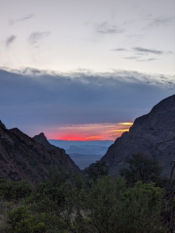 В общем завершился наш Трип в нац парке Big bend, уже катим обратно.Понял что в последнем кружочке ничего не слышно, ибо на горе был сильный ветер, поэтому опишу что происходило текстом. Но эмоции в тот момент хотелось передать сразу и к тому же на пике словил интернет, хотя в округе его не было)В общем поднялись на пик высотой 2.5км, длина маршрута 8км в одну сторону, нам очень повезло что в процессе подъёма пошел дождь и знатно так освежил нас и дальнейшим путь прошел в состоянии свежести и приятной прохлады, напомню на минуточку что мы в пустыне.Так же немного фоточек и склеенные видео, для удобства просмотра, в целом все было круто, Трип удался, я считаю)В общем завершился наш Трип в нац парке Big bend, уже катим обратно.Понял что в последнем кружочке ничего не слышно, ибо на горе был сильный ветер, поэтому опишу что происходило текстом. Но эмоции в тот момент хотелось передать сразу и к тому же на пике словил интернет, хотя в округе его не было)В общем поднялись на пик высотой 2.5км, длина маршрута 8км в одну сторону, нам очень повезло что в процессе подъёма пошел дождь и знатно так освежил нас и дальнейшим путь прошел в состоянии свежести и приятной прохлады, напомню на минуточку что мы в пустыне.Так же немного фоточек и склеенные видео, для удобства просмотра, в целом все было круто, Трип удался, я считаю)