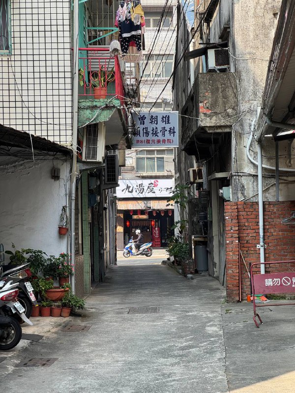 Всем привет, издаю признаки жизни! Сходил сегодня с утра в ближайшую достопримечательность, начал путь пешком, пройдя 20 минут, понял что уже жарко и сел на велосипед, это еще 30 минут, на нем хотя бы ветерок обдувает.Из дома я вышел в 9:30, к тому времени солнце уже поднимается, и утренние 20 градусов превращаются в 30 в пике дня. Осознал что в жизни, почти всегда, я посещал достопримечательности, либо катал на природу только компанией, сейчас учусь прививать себе регулярные поездки по новым интересными местам в одиночку, приходится буквально садиться, гуглить что можно посетить, планировать когда и заставлять себя туда ехать, очень непривычно после вылазок за компанию, к тому же и инициатором я почти никогда не был. Поправил режим сна, питание и ввел ежедневные утренние прогулки и ожил, спустя месяц затворничества и абсолютной разбитости.Пока как то так, по поводу поездок, начал с ближайшего и простейшего, но планирую еще много куда, так что буду на связи, всем хорошего дня!Всем привет, издаю признаки жизни! Сходил сегодня с утра в ближайшую достопримечательность, начал путь пешком, пройдя 20 минут, понял что уже жарко и сел на велосипед, это еще 30 минут, на нем хотя бы ветерок обдувает.Из дома я вышел в 9:30, к тому времени солнце уже поднимается, и утренние 20 градусов превращаются в 30 в пике дня. Осознал что в жизни, почти всегда, я посещал достопримечательности, либо катал на природу только компанией, сейчас учусь прививать себе регулярные поездки по новым интересными местам в одиночку, приходится буквально садиться, гуглить что можно посетить, планировать когда и заставлять себя туда ехать, очень непривычно после вылазок за компанию, к тому же и инициатором я почти никогда не был. Поправил режим сна, питание и ввел ежедневные утренние прогулки и ожил, спустя месяц затворничества и абсолютной разбитости.Пока как то так, по поводу поездок, начал с ближайшего и простейшего, но планирую еще много куда, так что буду на связи, всем хорошего дня!