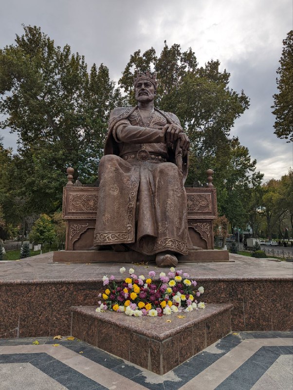 Всем добрый вечер, радио Узбекистан продолжает свое вещание!Сегодня я в Самарканде, который оказался очень зелёным, компактным и бесконечно уютным городом.После Ташкента он ощущается абсолютно иначе, много классных парков, которые выглядят более естественно и гармонично, сам город более компактный, нет таких расстояний, широченных дорог как в Ташкенте, у меня даже возникла мысль, что если бы я хотел остаться в Узбекистане надолго, то остался бы Самарканде а никак не в Ташкенте, но может я найду еще более приятную жемчужину в этой пустыне, ведь завтра мы едем дальше, в Бухару, а послезавтра в Ургенч, из которого посетим Хиву, самый древний город Узбекистана.Внимательный читатель мог заметить, что я сказал 