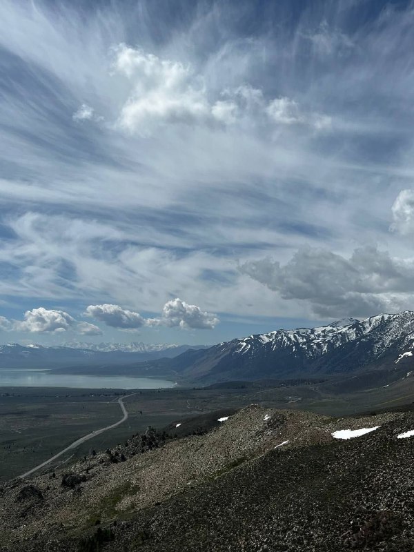 А на третий день мы направились в сторону дома посетив Долину смерти, дорога была долгой но интересной, получил от дорожного путешествия именно то что и хотел: очень красивые виды и уверенность от вождения, можно идти сдавать теорию)Суммарно наш маршрут занял примерно 1600км за 2 дня, я был все время за рулём, очень легко перенес, так как хорошие дороги, адекватное вождения и машина была современная и удобная. Ещё из интересного, что природа так сильно менялась в рамках одного штата, от лугов до пустынь и гор со снегом, великолепно.Эта поездка стала доказательством необходимости машины и возможно после окончания срока аренды в этом месте я возьму тачку и поеду в Трип по стране, останавливаясь в разных местах на разное время без долгосрочной аренды.Все заявления про то что в стране очень развитая инфраструктура для внутреннего туризма абсолютная правда.Всем хорошего дня)А на третий день мы направились в сторону дома посетив Долину смерти, дорога была долгой но интересной, получил от дорожного путешествия именно то что и хотел: очень красивые виды и уверенность от вождения, можно идти сдавать теорию)Суммарно наш маршрут занял примерно 1600км за 2 дня, я был все время за рулём, очень легко перенес, так как хорошие дороги, адекватное вождения и машина была современная и удобная. Ещё из интересного, что природа так сильно менялась в рамках одного штата, от лугов до пустынь и гор со снегом, великолепно.Эта поездка стала доказательством необходимости машины и возможно после окончания срока аренды в этом месте я возьму тачку и поеду в Трип по стране, останавливаясь в разных местах на разное время без долгосрочной аренды.Все заявления про то что в стране очень развитая инфраструктура для внутреннего туризма абсолютная правда.Всем хорошего дня)