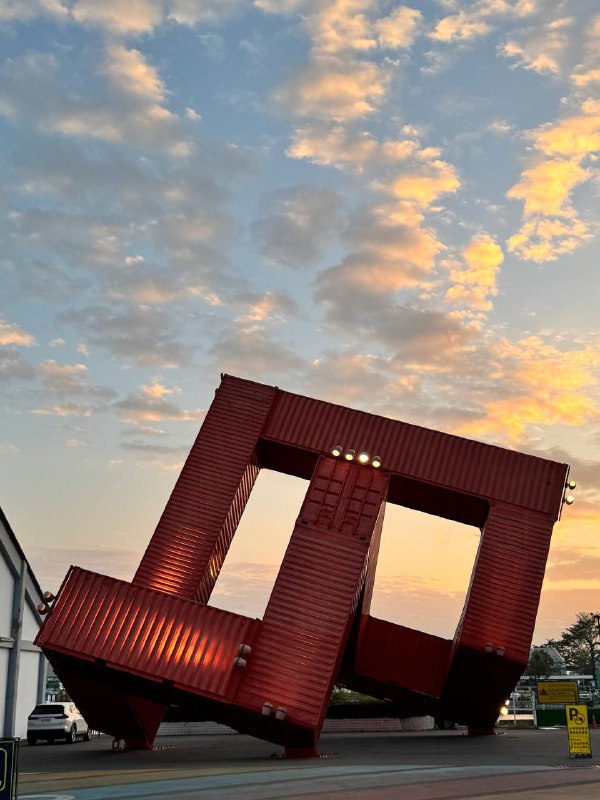 Доброе утро!Пишу вам письмо из Тайваня, снова. Улетел как и планировал первого января, долетел вечером второго, из-за передоза общения за месяц нахождения в России, по приезду не выходил из дома 5 дней, плохо спал и плохо ел. Но снова пришел в себя и успел прогуляться по вечернему Гаосюну, по моему самому любимому и современному району, вблизи порта, покатался на речной прогулочной лодочке, снова местная прописка пригодилась, заплатил 100 NTD (3$) вместо 150 NTD (4.5$), как резидент Гаосюна, так же поснимал чуть видов.Отчет по России: успел решить все документальные вопросы, получил второй загранник, международные права, перевел аттестат с дипломом, отчитался о получении ВНЖ иностранного гос-ва, спасибо Сереге за напоминание. Так же выполнил ряд медицинских задач, почти всех повидал кого хотел, в общем очень плодотворная поездка получилась.Кстати я не упомянул ранее о прохождении границы, а это было самое страшное чего я боялся, что будут кошмарить, а при въезде в Россию он лишь спросил 