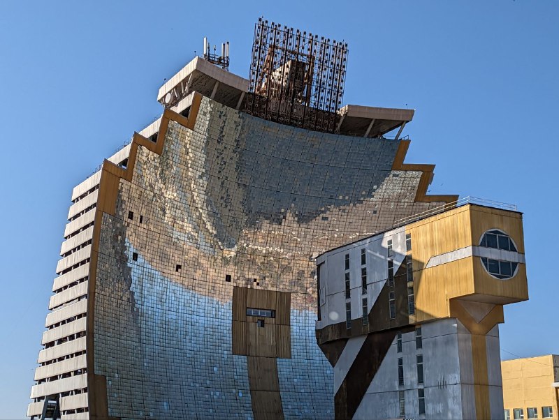 Институт солнца который был построен ещё в советские времена, в нем находится огромный концентратор света, который используется в составе  солнечной печи, которая нагревается до 2000 тысяч градусов по Цельсию только благодаря энергии солнца.Тут до сих пор исследуют и делают разные открытия. В целом было интересно.Институт солнца который был построен ещё в советские времена, в нем находится огромный концентратор света, который используется в составе  солнечной печи, которая нагревается до 2000 тысяч градусов по Цельсию только благодаря энергии солнца.Тут до сих пор исследуют и делают разные открытия. В целом было интересно.