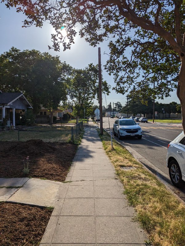 Всем привет, Скиталец снова на связи, так как понедельник выходной день в США, вчера вечером началось новое приключение, с двумя коллегами и собакой арендовали машину Audi Q3 и поехали в Трип. Пока только я был за рулём, пока мне очень нравится, хотя на автомате опыта не было, но оказалось довольно легко и руки быстро вспомнили навыки вождения и перестроились.Вчера вечером добрались до городка Fresno (настоящий middle of nowhere), но это самый большой населенный пункт поближе к основным нац паркам Калифорнии. Заночевали в Airbnb доме, я согласно режиму встал в 7 утра и жду всех остальных, поэтому выдался свободный час на отчёт, дом приятный, очень уютный, очень хочу жить в доме а не на квартире, а так же иметь тачку.Пока вот такое начало, так же из новостей сдал теоритическую часть экзамена на права, есть год чтобы сдать вождение, сложности в том что нужна машина с владельцем, но думаю решу, а так пока езжу по российским правам, год вроде как можно.Всем привет, Скиталец снова на связи, так как понедельник выходной день в США, вчера вечером началось новое приключение, с двумя коллегами и собакой арендовали машину Audi Q3 и поехали в Трип. Пока только я был за рулём, пока мне очень нравится, хотя на автомате опыта не было, но оказалось довольно легко и руки быстро вспомнили навыки вождения и перестроились.Вчера вечером добрались до городка Fresno (настоящий middle of nowhere), но это самый большой населенный пункт поближе к основным нац паркам Калифорнии. Заночевали в Airbnb доме, я согласно режиму встал в 7 утра и жду всех остальных, поэтому выдался свободный час на отчёт, дом приятный, очень уютный, очень хочу жить в доме а не на квартире, а так же иметь тачку.Пока вот такое начало, так же из новостей сдал теоритическую часть экзамена на права, есть год чтобы сдать вождение, сложности в том что нужна машина с владельцем, но думаю решу, а так пока езжу по российским правам, год вроде как можно.