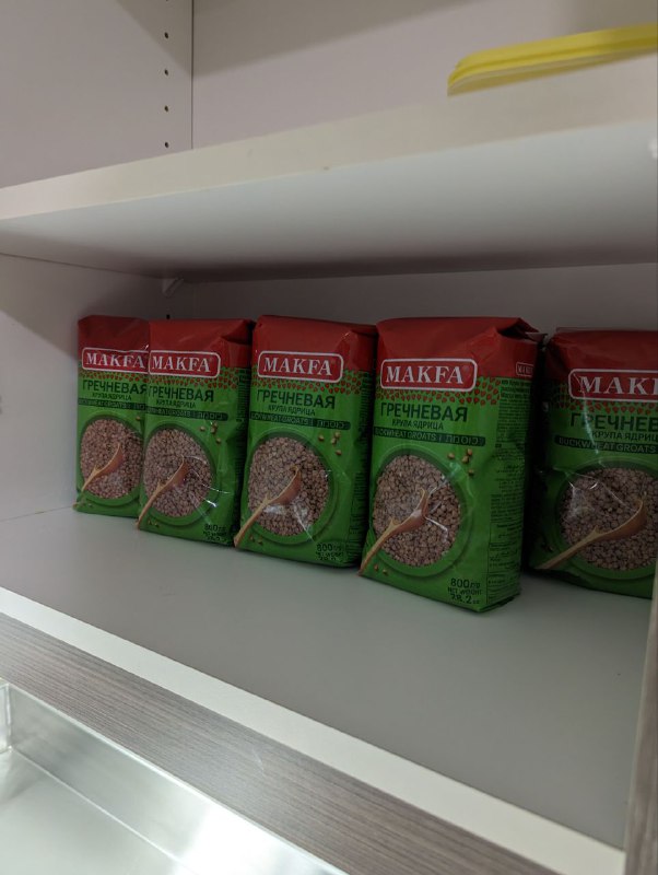 Всем привет, у меня значит следующие новости:Купил базовую мебель, спустя неделю могу есть сидя за столом, что не может не радовать, так же рабочее место организовал, снова становится удобно. Стульев всего 4, просто они в разных комнатах. Было все заказано в Икее, чтобы проще.Ну и кровать и матрас были приобретены в первую очередь на Амазоне.Ну и внимательный читатель заметил стратегический запас гречки, в обычном магазине не нашел, заказал с амазона, упаковку из 9 пакетов по 800гр, стоили в итоге по 5$ за пакет. По обратному адресу увидел что отправили из Нью Йорке, наверняка с Брайтона)А в остальном все нормально, работаю, осваиваюсь, постоянно думаю о планах и какие дальше ставить цели, иначе как-то все становится бессмысленным.Сегодня вечером ходил на стейки к коллеге англоязычному, он переехал сюда на пару месяцев, очень я был удивлен что я был в состоянии начинать диалог, поддерживать, отвечать, неграмотно конечно, сам факт отсутствия барьера очень радует, английский по прежнему в приоритете!Всем привет, у меня значит следующие новости:Купил базовую мебель, спустя неделю могу есть сидя за столом, что не может не радовать, так же рабочее место организовал, снова становится удобно. Стульев всего 4, просто они в разных комнатах. Было все заказано в Икее, чтобы проще.Ну и кровать и матрас были приобретены в первую очередь на Амазоне.Ну и внимательный читатель заметил стратегический запас гречки, в обычном магазине не нашел, заказал с амазона, упаковку из 9 пакетов по 800гр, стоили в итоге по 5$ за пакет. По обратному адресу увидел что отправили из Нью Йорке, наверняка с Брайтона)А в остальном все нормально, работаю, осваиваюсь, постоянно думаю о планах и какие дальше ставить цели, иначе как-то все становится бессмысленным.Сегодня вечером ходил на стейки к коллеге англоязычному, он переехал сюда на пару месяцев, очень я был удивлен что я был в состоянии начинать диалог, поддерживать, отвечать, неграмотно конечно, сам факт отсутствия барьера очень радует, английский по прежнему в приоритете!