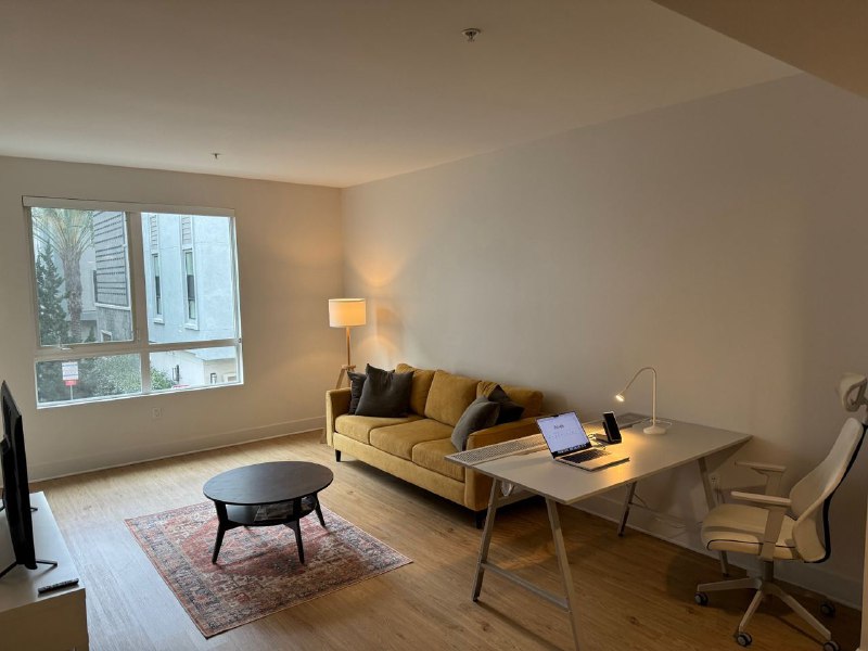 Всем доброго дня, будучи на Гаваях у меня что-то совсем не было настроения, поэтому мало выходил на связь, еще и проклятый дождь лил большее количество дней, а новости следующие!Я вернулся в ЛА, активно готовлюсь к отъезду из США, все же проведу год в дешевой стране и попробую в свои проекты, будет непросто, придется научиться жить подругому, когда привык к работе в найме, где все более предсказуемо и надежно, немного страшно, но все же давно хотел этого, так что это шанс понять себя, свои возможности и желания.Билет куплен на 18 января, ЛА - Сеул - Бангкок, самый коротки и дешевый маршрут (22ч).Сейчас в процессе активной продажи всего нажитого тут, оказался очень интересный опыт, разводилы, люди просто спросить и те кто сливаются, но в целом потихоньку вещи уходят, ковер ушел первым, это было для меня сюрпризом. Я обязан все распродать или раздать, иначе с меня возьмут деньги что я не вернул квартиру в исходном состоянии, то есть пустую. Я пока бесплатно ничего не отдавал, но если будут поджиать сроки, буду понижать цену, либо вовсе бесплатно отдавать. А так я пользуюсь Facebook Marketplace площадкой, в целом удобно.Я вроде не скидывал румтур когда обставил  квартиру, поэтому прикреплю сюда фотки которые готовил для объявлений о продаже. Монитор только не застали, отнес уже в офис, ибо был казенный.Я устал кататься, поэтому в Нью Йорк скорее всего не поеду уже, буду наблюдать за желанием, оставшиеся дни.Всем доброго дня, будучи на Гаваях у меня что-то совсем не было настроения, поэтому мало выходил на связь, еще и проклятый дождь лил большее количество дней, а новости следующие!Я вернулся в ЛА, активно готовлюсь к отъезду из США, все же проведу год в дешевой стране и попробую в свои проекты, будет непросто, придется научиться жить подругому, когда привык к работе в найме, где все более предсказуемо и надежно, немного страшно, но все же давно хотел этого, так что это шанс понять себя, свои возможности и желания.Билет куплен на 18 января, ЛА - Сеул - Бангкок, самый коротки и дешевый маршрут (22ч).Сейчас в процессе активной продажи всего нажитого тут, оказался очень интересный опыт, разводилы, люди просто спросить и те кто сливаются, но в целом потихоньку вещи уходят, ковер ушел первым, это было для меня сюрпризом. Я обязан все распродать или раздать, иначе с меня возьмут деньги что я не вернул квартиру в исходном состоянии, то есть пустую. Я пока бесплатно ничего не отдавал, но если будут поджиать сроки, буду понижать цену, либо вовсе бесплатно отдавать. А так я пользуюсь Facebook Marketplace площадкой, в целом удобно.Я вроде не скидывал румтур когда обставил  квартиру, поэтому прикреплю сюда фотки которые готовил для объявлений о продаже. Монитор только не застали, отнес уже в офис, ибо был казенный.Я устал кататься, поэтому в Нью Йорк скорее всего не поеду уже, буду наблюдать за желанием, оставшиеся дни.