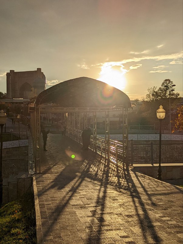 Всем добрый вечер, радио Узбекистан продолжает свое вещание!Сегодня я в Самарканде, который оказался очень зелёным, компактным и бесконечно уютным городом.После Ташкента он ощущается абсолютно иначе, много классных парков, которые выглядят более естественно и гармонично, сам город более компактный, нет таких расстояний, широченных дорог как в Ташкенте, у меня даже возникла мысль, что если бы я хотел остаться в Узбекистане надолго, то остался бы Самарканде а никак не в Ташкенте, но может я найду еще более приятную жемчужину в этой пустыне, ведь завтра мы едем дальше, в Бухару, а послезавтра в Ургенч, из которого посетим Хиву, самый древний город Узбекистана.Внимательный читатель мог заметить, что я сказал 