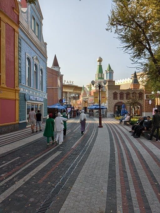 Выспался сегодня, пошли поели и немного прошли по городу.Впечатления первого дня странные, есть приятные симпатичные места, европейские вкусные кафе, но, в большинстве своем Ташкент оставляет впечатление ухоженного и чистого, но провинциального города, который все ещё развивается, в котором появляются модные и современные районы, но пока рано судить, нужно увидеть ещё больше и сделать вывод.Пока это только ощущения первого дня, буду держать в курсе.p.s. я выпал с человека Орла))Выспался сегодня, пошли поели и немного прошли по городу.Впечатления первого дня странные, есть приятные симпатичные места, европейские вкусные кафе, но, в большинстве своем Ташкент оставляет впечатление ухоженного и чистого, но провинциального города, который все ещё развивается, в котором появляются модные и современные районы, но пока рано судить, нужно увидеть ещё больше и сделать вывод.Пока это только ощущения первого дня, буду держать в курсе.p.s. я выпал с человека Орла))