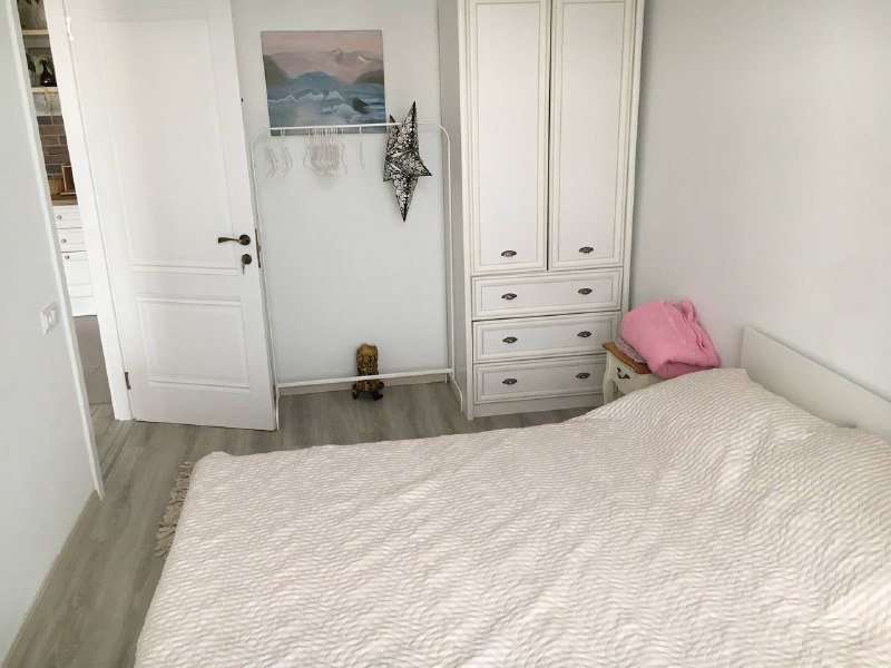 На новой квартире. В том же здании расположен Batumi mall, на первом этаже 24 часовой Goodwill(Аля вкусвилл). Пока тут нравится, но в центре свой неповторимый Вайб, который тут не ощущается, особенно когда сидишь на балконе и жизнь под тобой кипит и ты вовлечен в неё, даже не выходя из дома. Ну и естественно в разы больше выбора где поесть, куда сходить. Узкие, уютные улочки, невысокая застройка, где очень приятно находиться. Моя вина, фото улочек не делал, исправлюсь, а пока надеюсь словами удалось передать атмосферу центра.