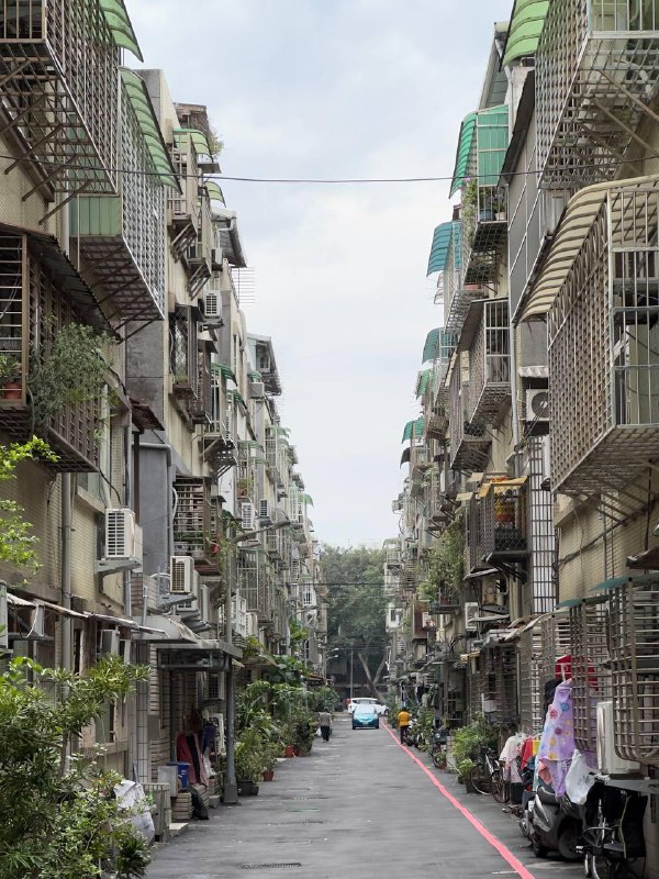 Немного кадров в ленту.В кратце текущая повестка:Учеба, из 3х месяцев  китайского я посетил без пропусков чуть больше 2х, затем перестал. Последний раз сходил в понедельник на этой неделе, а то уже учитель спрашивал когда я вернусь, хотя предупреждал что пока не знаю вернусь ли. Я вероятнее пойду снова на тот же уровень осенью или на следующий уровень если повторю весь материал первого семестра самостоятельно за лето.Утомился от дейтинг приложения, удалил, пожалел что пропустил один раз учебу, потом пошло по накатанной, потому что после пропуска один раз, ты думаешь что будешь уже обузой не зная новый материал и будешь тянуть всех вниз, да и стало очень жарко, уже по 33 днем на улице. В идеале к осени переехать, но много сомнений на этот повод, тут мне комфортно.Начал парттайм подработку, пока процесс оформления на фулл тайм еще в процессе, надеюсь успею с подработкой к тому времени.Всем хорошего лета! Жара это тяжело, но видимо из-за нее какие-то неверояино объемные облака образуются, гуляю, потею но наслаждаюсь!Немного кадров в ленту.В кратце текущая повестка:Учеба, из 3х месяцев  китайского я посетил без пропусков чуть больше 2х, затем перестал. Последний раз сходил в понедельник на этой неделе, а то уже учитель спрашивал когда я вернусь, хотя предупреждал что пока не знаю вернусь ли. Я вероятнее пойду снова на тот же уровень осенью или на следующий уровень если повторю весь материал первого семестра самостоятельно за лето.Утомился от дейтинг приложения, удалил, пожалел что пропустил один раз учебу, потом пошло по накатанной, потому что после пропуска один раз, ты думаешь что будешь уже обузой не зная новый материал и будешь тянуть всех вниз, да и стало очень жарко, уже по 33 днем на улице. В идеале к осени переехать, но много сомнений на этот повод, тут мне комфортно.Начал парттайм подработку, пока процесс оформления на фулл тайм еще в процессе, надеюсь успею с подработкой к тому времени.Всем хорошего лета! Жара это тяжело, но видимо из-за нее какие-то неверояино объемные облака образуются, гуляю, потею но наслаждаюсь!