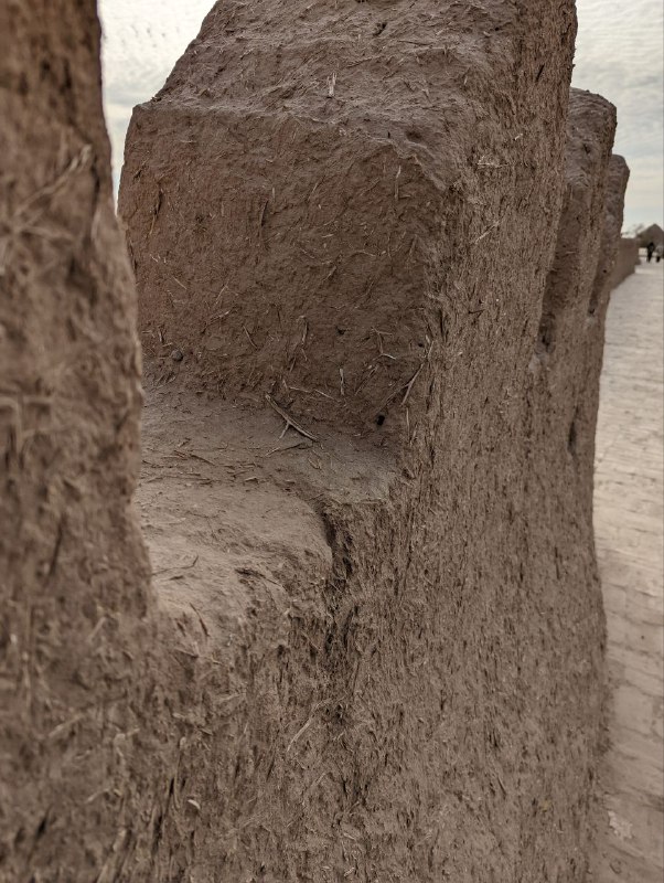 Мой Трип завершился и я в Ташкенте.Итог такой, все исторические места узбекистана в Самарканде, Бухаре и Хиве более менее одинаковые, поэтому скучно было их фотографировать, но есть небольшая подборка из Хивы. Можно посмотреть один раз,  мое мнение такое. Многие здания и стены построены просто из грязи, видно на фотках, ввиду отсутствия осадков почти круглый год, такой проход работает.Но по мере отъезда от столицы и направляясь в Ургенч, замечаешь как народ живёт все более более бедно. Но я познал там поистине широту человеческой души и гостеприимство местных, столько было застолий, за три дня сменили домов 6, и в каждом откармливали, как в последний путь, при том что живут ну очень бедно, в части домов даже туалет на улице.Мой Трип завершился и я в Ташкенте.Итог такой, все исторические места узбекистана в Самарканде, Бухаре и Хиве более менее одинаковые, поэтому скучно было их фотографировать, но есть небольшая подборка из Хивы. Можно посмотреть один раз,  мое мнение такое. Многие здания и стены построены просто из грязи, видно на фотках, ввиду отсутствия осадков почти круглый год, такой проход работает.Но по мере отъезда от столицы и направляясь в Ургенч, замечаешь как народ живёт все более более бедно. Но я познал там поистине широту человеческой души и гостеприимство местных, столько было застолий, за три дня сменили домов 6, и в каждом откармливали, как в последний путь, при том что живут ну очень бедно, в части домов даже туалет на улице.