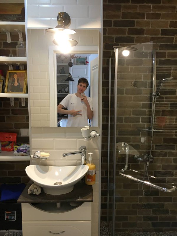 На новой квартире. В том же здании расположен Batumi mall, на первом этаже 24 часовой Goodwill(Аля вкусвилл). Пока тут нравится, но в центре свой неповторимый Вайб, который тут не ощущается, особенно когда сидишь на балконе и жизнь под тобой кипит и ты вовлечен в неё, даже не выходя из дома. Ну и естественно в разы больше выбора где поесть, куда сходить. Узкие, уютные улочки, невысокая застройка, где очень приятно находиться. Моя вина, фото улочек не делал, исправлюсь, а пока надеюсь словами удалось передать атмосферу центра.