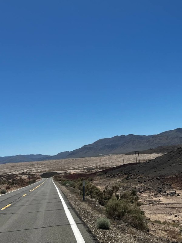 А на третий день мы направились в сторону дома посетив Долину смерти, дорога была долгой но интересной, получил от дорожного путешествия именно то что и хотел: очень красивые виды и уверенность от вождения, можно идти сдавать теорию)Суммарно наш маршрут занял примерно 1600км за 2 дня, я был все время за рулём, очень легко перенес, так как хорошие дороги, адекватное вождения и машина была современная и удобная. Ещё из интересного, что природа так сильно менялась в рамках одного штата, от лугов до пустынь и гор со снегом, великолепно.Эта поездка стала доказательством необходимости машины и возможно после окончания срока аренды в этом месте я возьму тачку и поеду в Трип по стране, останавливаясь в разных местах на разное время без долгосрочной аренды.Все заявления про то что в стране очень развитая инфраструктура для внутреннего туризма абсолютная правда.Всем хорошего дня)А на третий день мы направились в сторону дома посетив Долину смерти, дорога была долгой но интересной, получил от дорожного путешествия именно то что и хотел: очень красивые виды и уверенность от вождения, можно идти сдавать теорию)Суммарно наш маршрут занял примерно 1600км за 2 дня, я был все время за рулём, очень легко перенес, так как хорошие дороги, адекватное вождения и машина была современная и удобная. Ещё из интересного, что природа так сильно менялась в рамках одного штата, от лугов до пустынь и гор со снегом, великолепно.Эта поездка стала доказательством необходимости машины и возможно после окончания срока аренды в этом месте я возьму тачку и поеду в Трип по стране, останавливаясь в разных местах на разное время без долгосрочной аренды.Все заявления про то что в стране очень развитая инфраструктура для внутреннего туризма абсолютная правда.Всем хорошего дня)